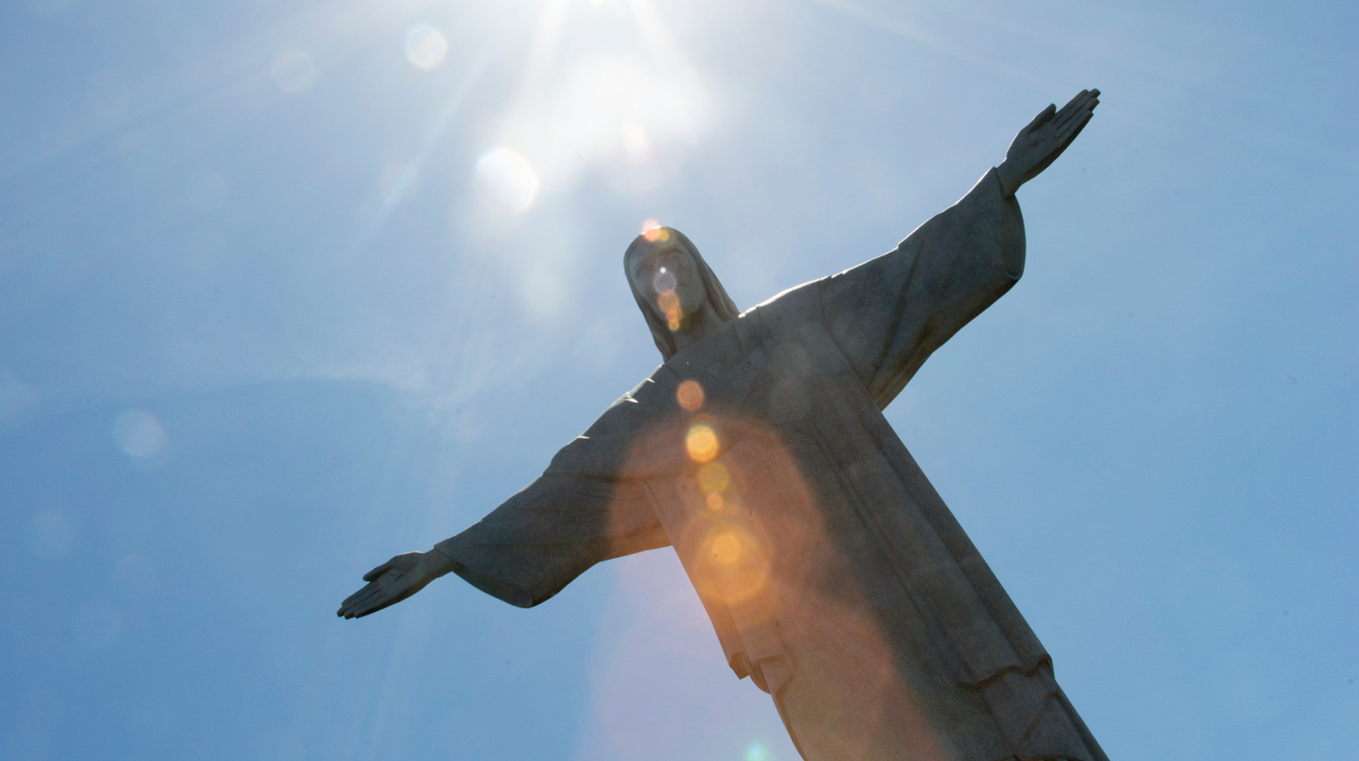 Christusstatue in Río de Janeiro vor blauem Himmel