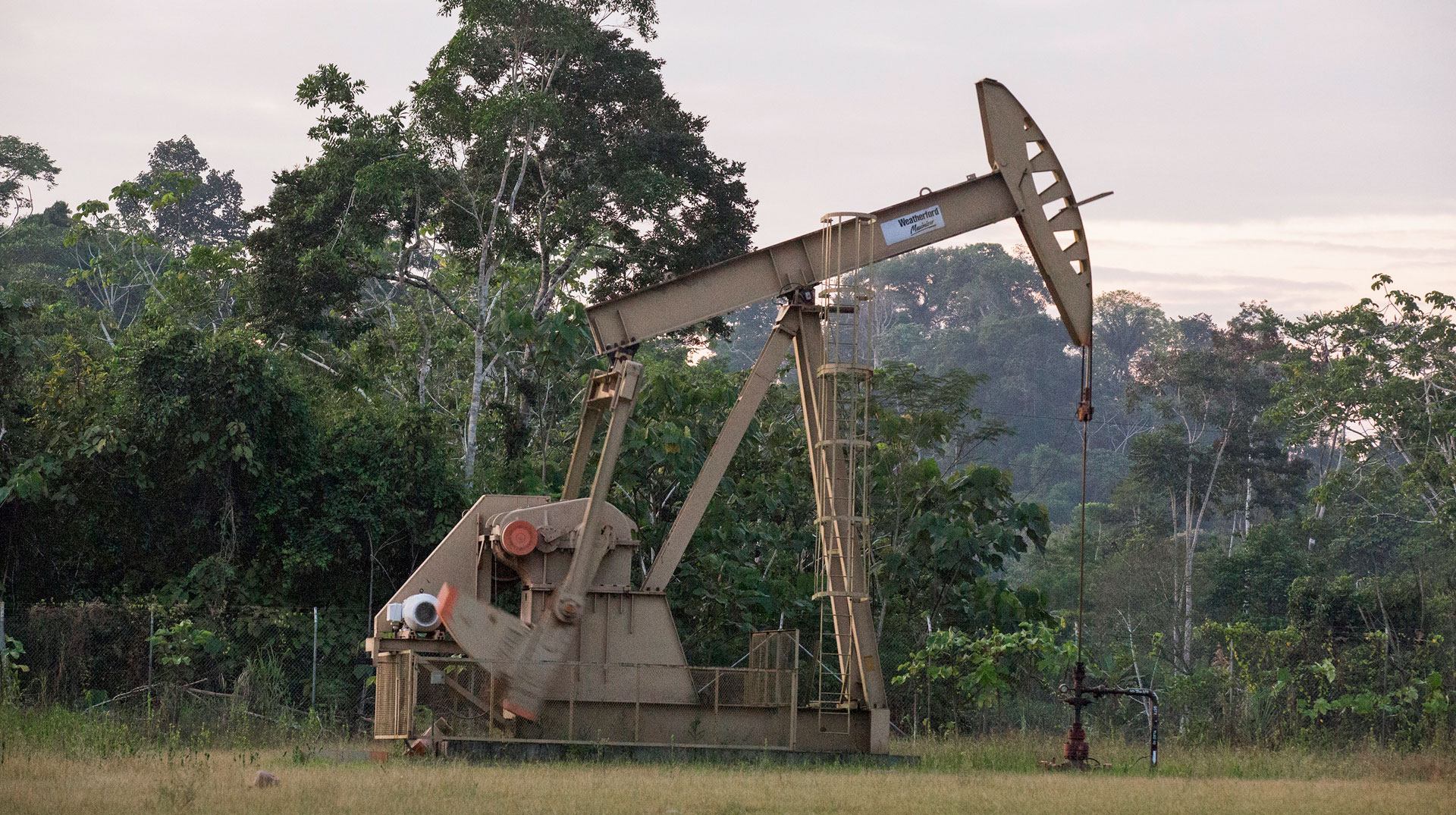 Erdöl-Pumpstation an der Via Auca Puerto Francisco de Orellana (Coca)