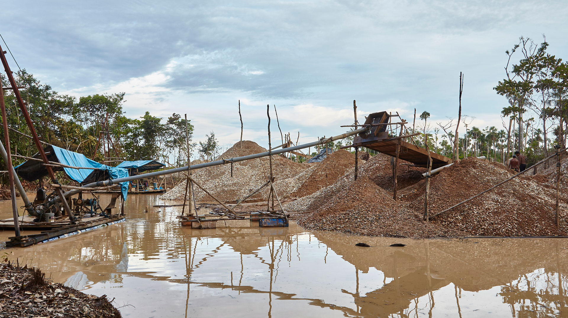 Goldgräberstelle zwischen Delta 1 und Puerto Luz in Madre de Dios (Peru). Symbolbild informeller Bergbau.