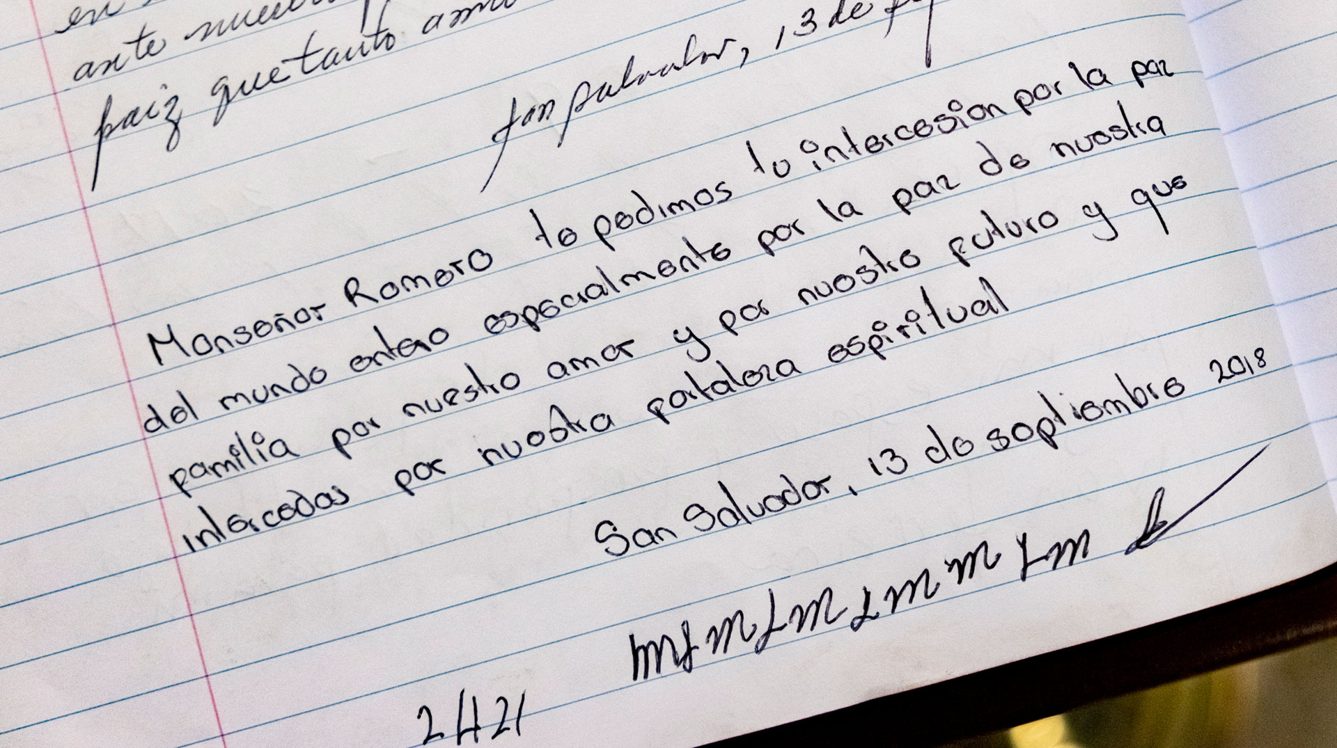 Einträge im Gästebuch am Grab von Bischof Óscar Romero in der Kathedrale von San Salvador.