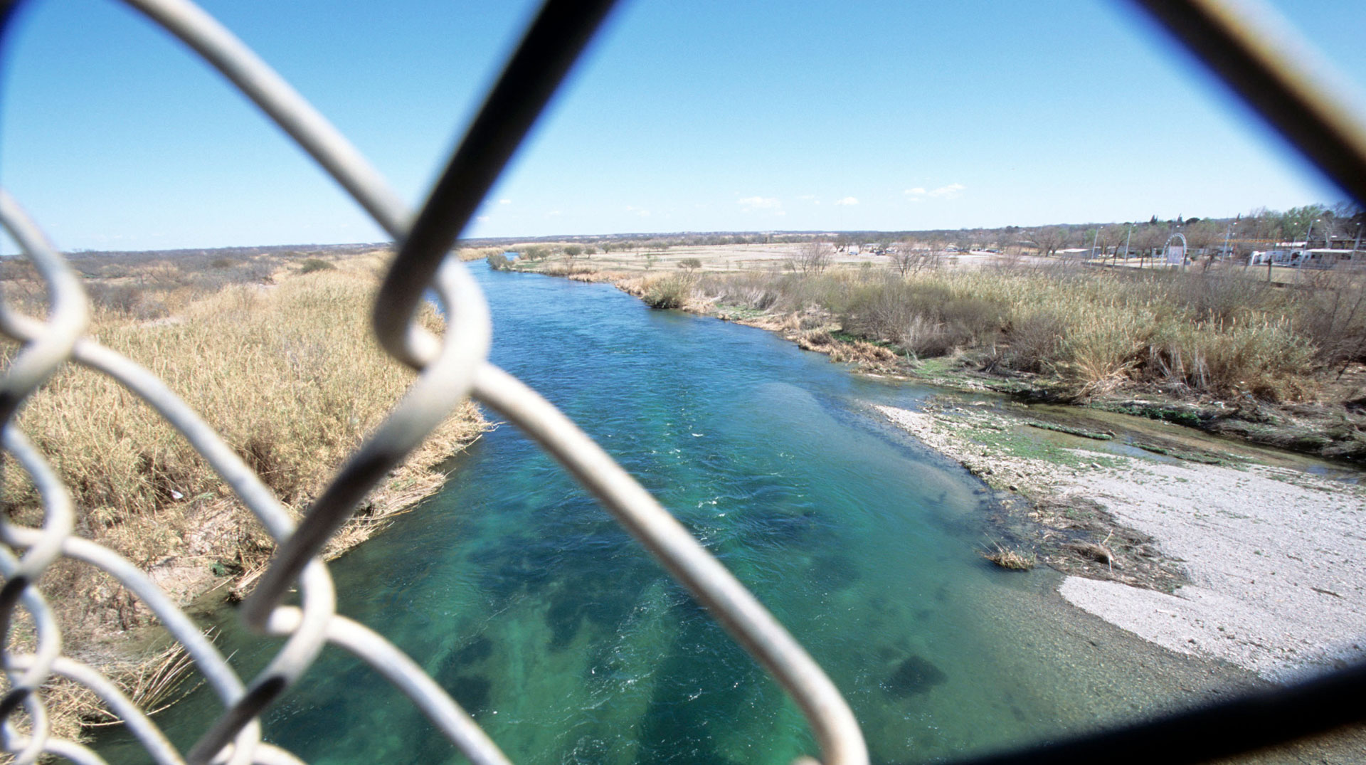 Der Rio Bravo (US-amerikanisch: Rio Grande), Grenzfluss zw. Mexiko und Texas, von der Brücke aus
