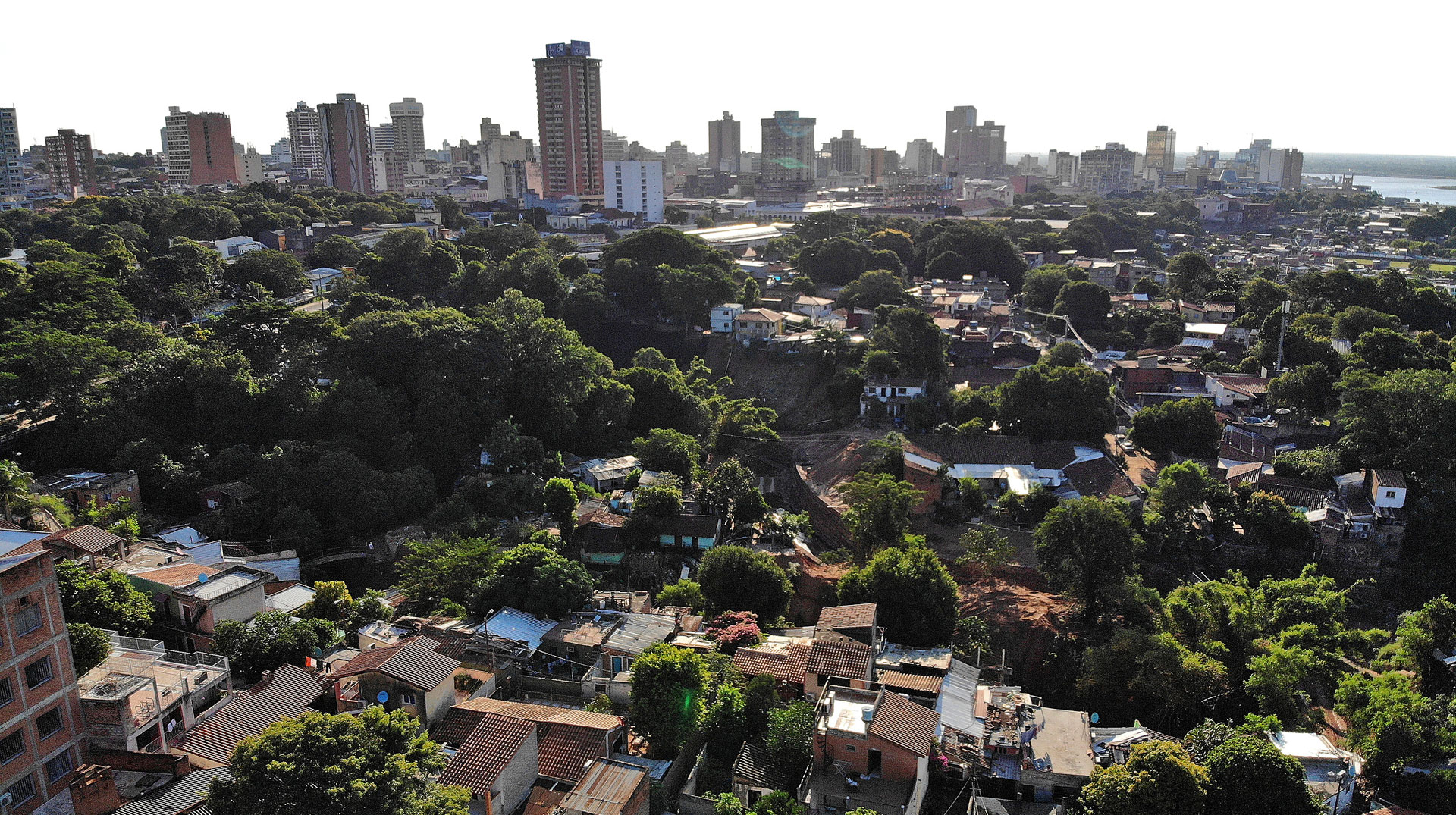 Kontrast zwischen Stadtzentrum von Asunción und der Favela La Chacarita (Paraguay).