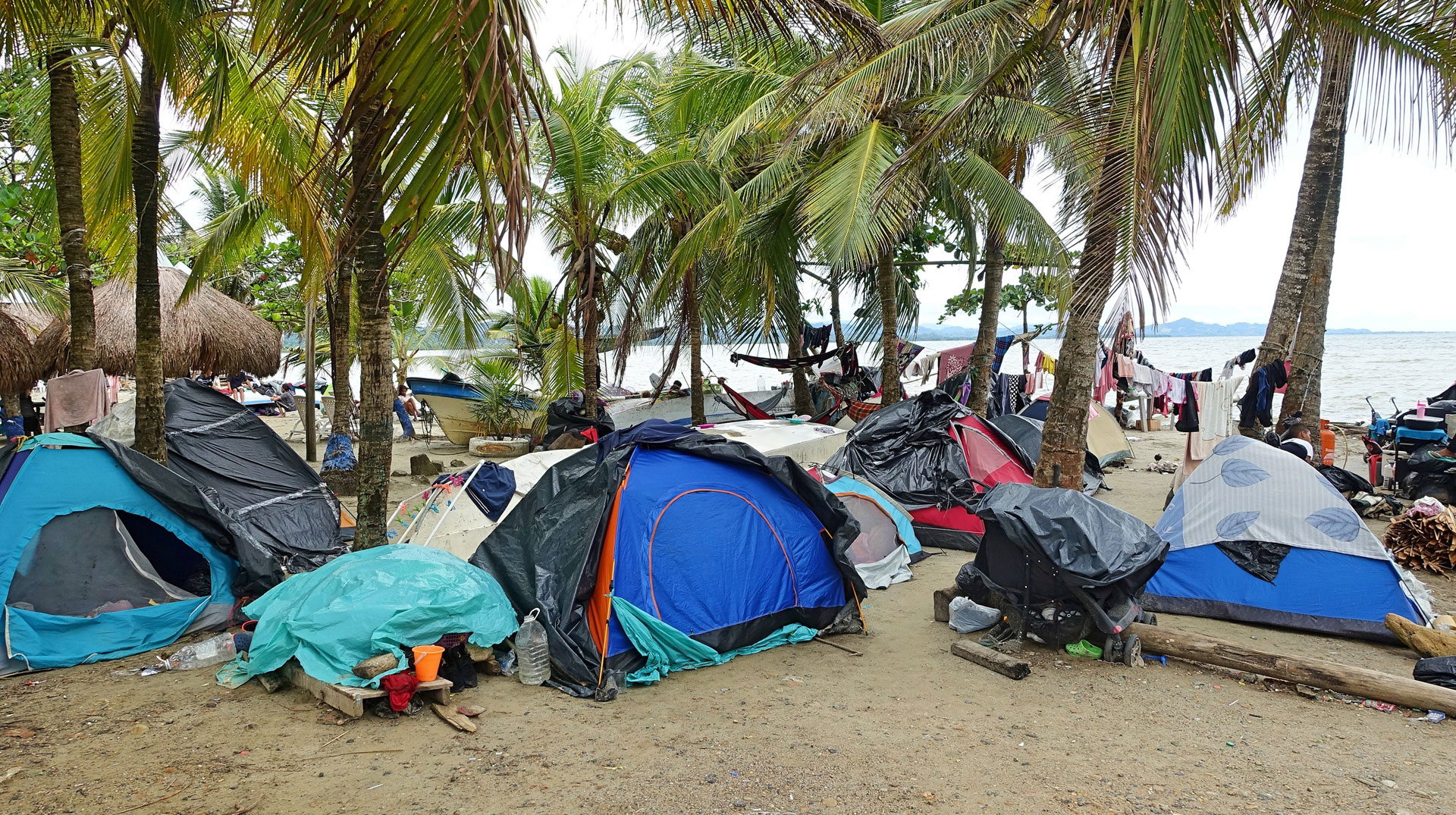 Vorwiegend venezolanische Migranten am Strand von Necocli (Antioquia, Kolumbien), die darauf warten, mit dem Boot nach Acandí (Chocó, Kolumbien) gebracht zu werden (2)