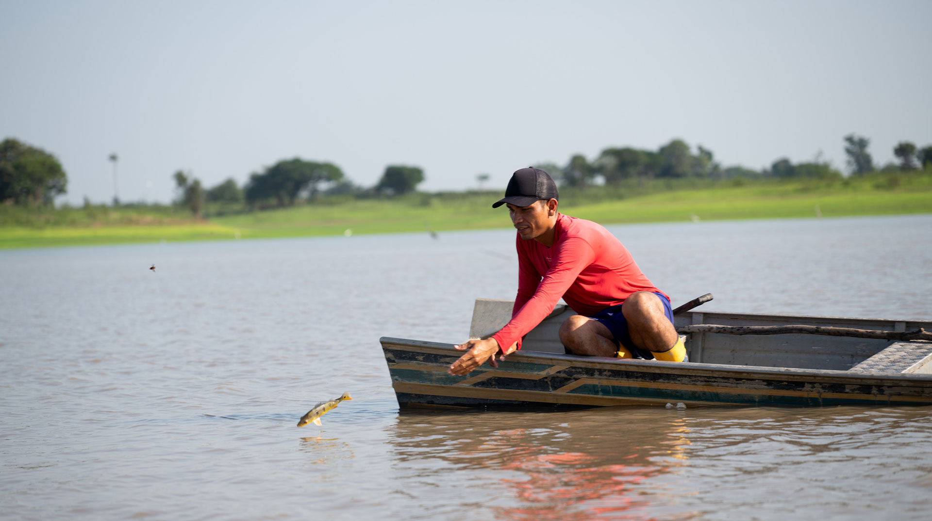 Dorfvorsteher Gabriel dos Santos, 26 Jahre, mit seinem Vater Mateus Mendonça da Gama beim Fischen, Mura-Gemeinde Lago de Soares