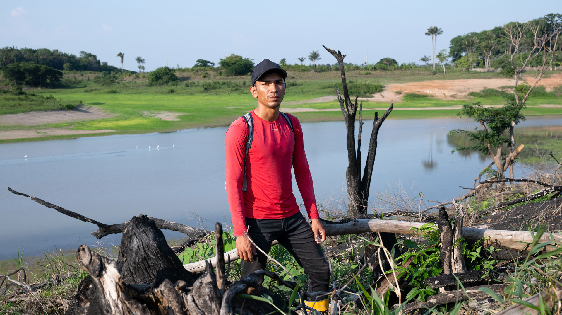 Gabriel da Silva (26) an einem abgebrannten Baum, Brandrodung in direkter NAchbarschaft der Mura-Gemeinde Lago de Soares