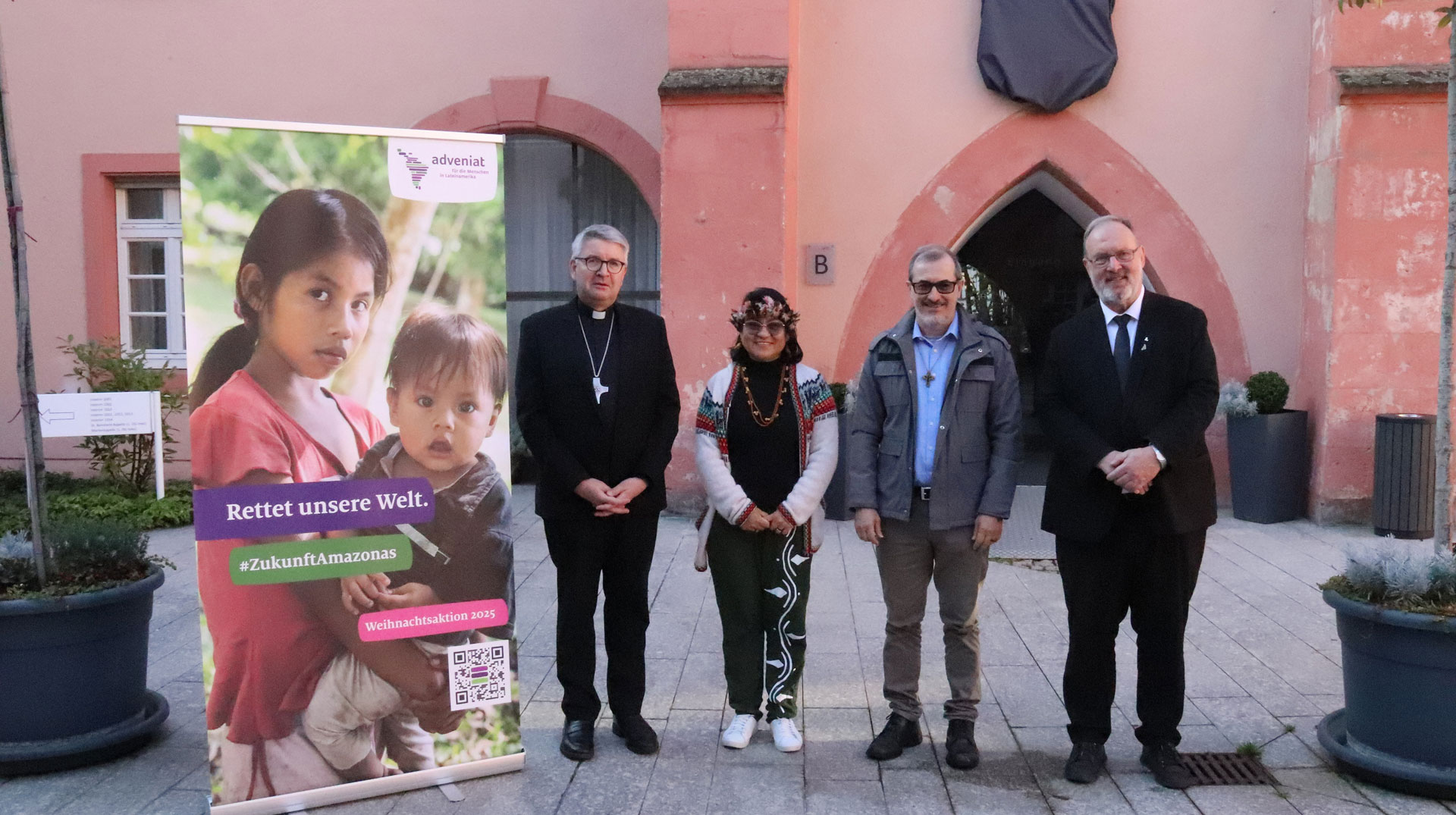 Schwester Elis dos Santos, Angehörige des indigenen Volkes der Mura, und Bischof Vicente Ferreira aus Brasilien