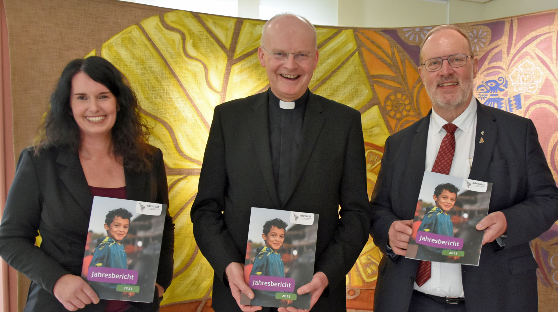 Adveniat-Geschäftsführerin Tanja Himer, Bischof Franz-Josef Overbeck und Hauptgeschäftsführer Pater Martin Maier SJ in der Essener Geschäftsstelle des Lateinamerika-Hilfswerks Adveniat mit Jahresbericht 2023