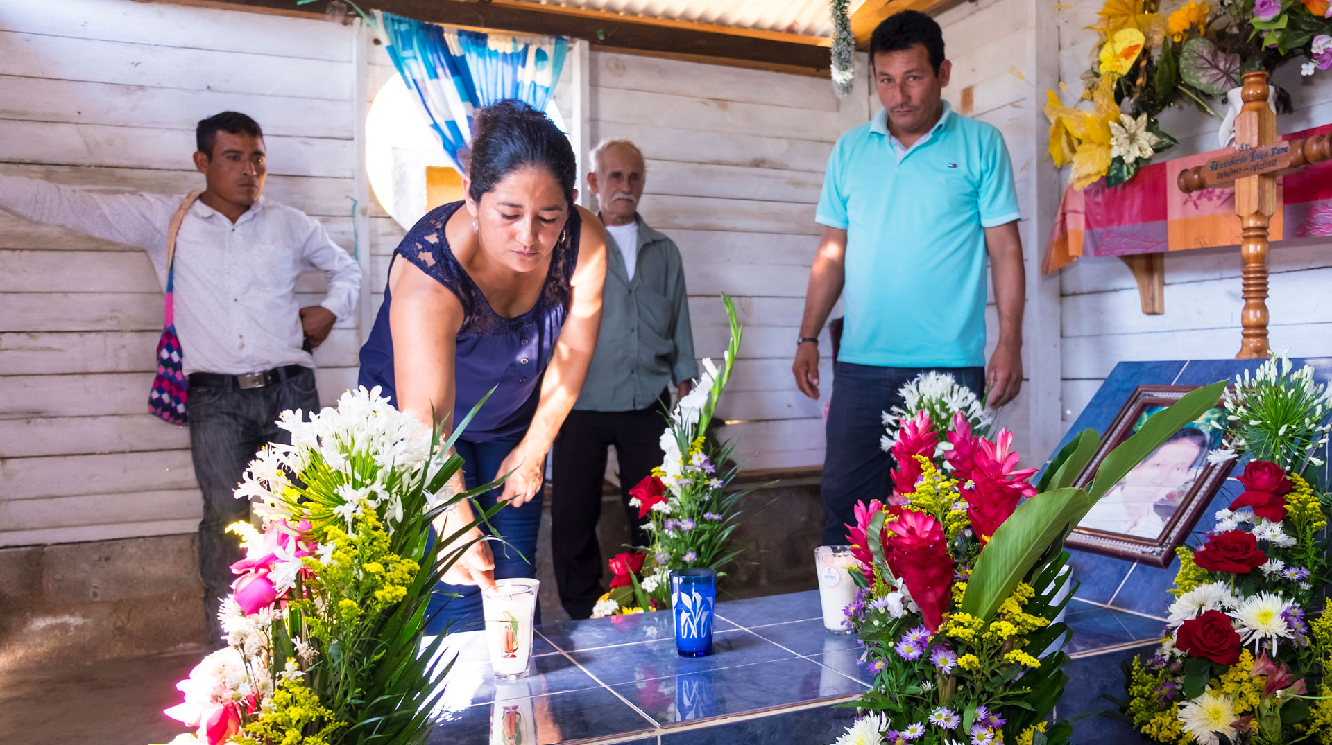 Dia de los muertos in Mexiko: Menschen stehen am Grab
