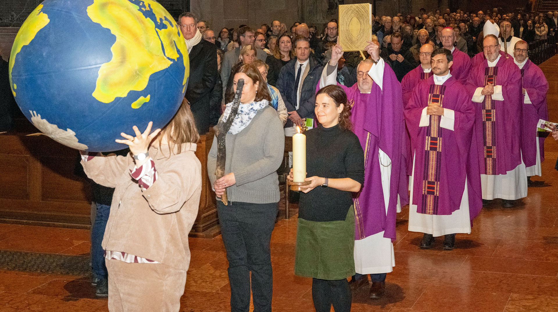 Bischof Dr. Peter Kohlgraf von Mainz, Bischof Dr. Franz-Josef Overbeck, Bischof Dom Vicente Ferreira, Schwester Elis dos Santos aus Manaus, Adveniat-Hauptgeschäftsführer P. Martin Maier.