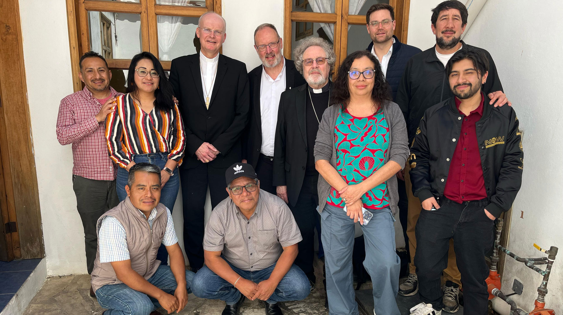 Mitarbeiter der Mexikanischen Friedens- und Menschenrechtsorganisation SERAPAZ mit Adveniat-Delegation
