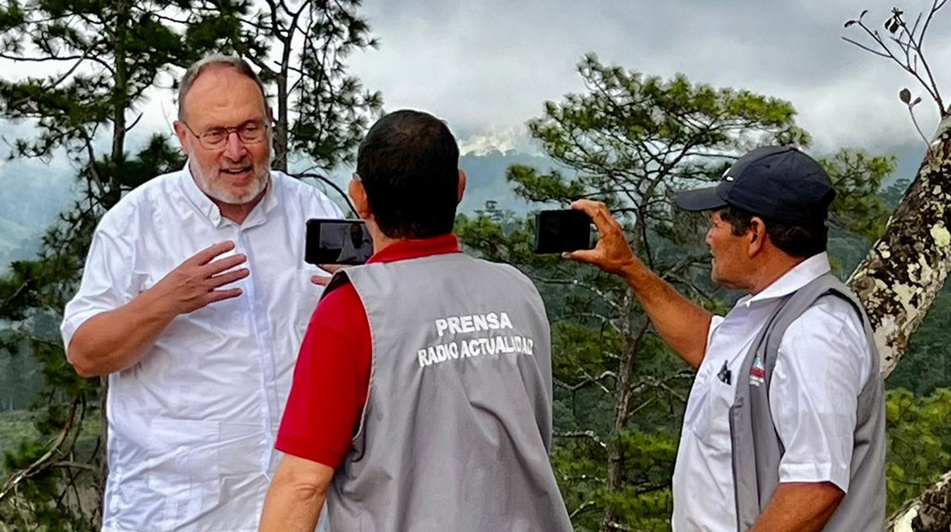 Adveniat-Geschäftsführer Pater Martin Maier im Gespräch mit Journalisten in Honduras