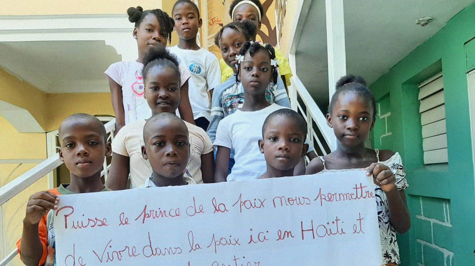 Haiti Kinder mit Friedensbotschaft