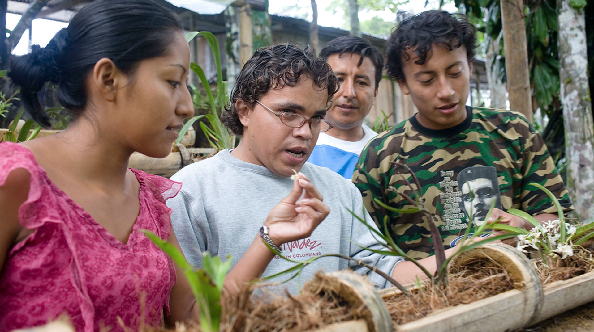 Schüler mit dem Dozenten Esteban Salazar im Orchideengarten einer Fortbildungseinrichtung für nachhaltige Land- und Forstwirtschaft. in Ecuador.