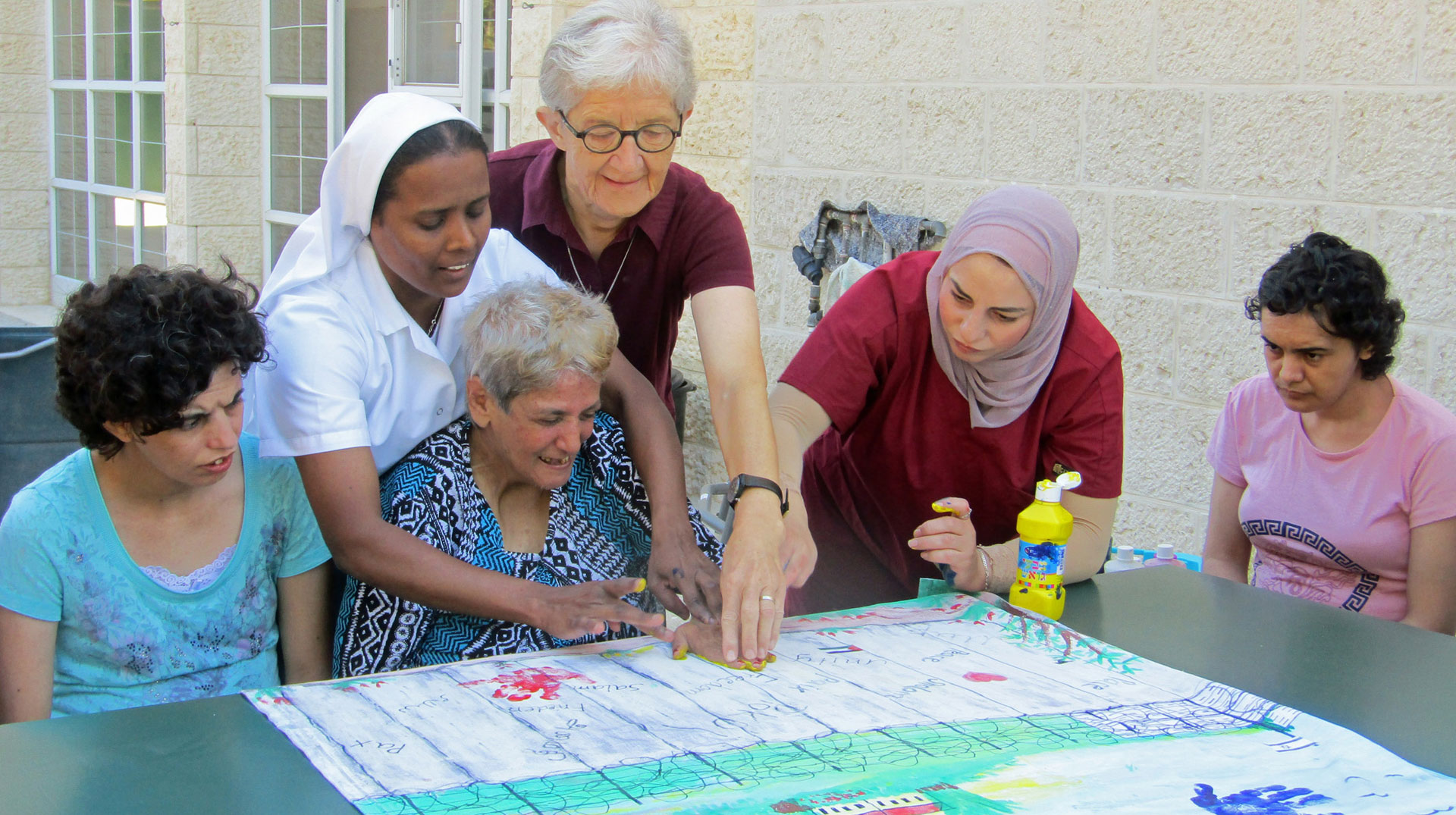Die Arbeit im Pflegeheim Beit Emmaus geht weiter. Sr. Hildegard (Mitte) und ihre Mittschwestern stehen auch in dieser schwierigen Zeit an der Seite der Bedürftigen.