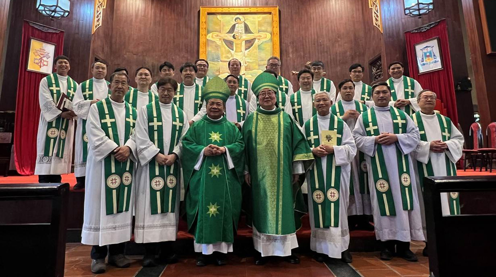 Bischof Peter Lee Ki-Heon und zwölf Priester aus Südkorea sind für eine Vergebungsbitte nach Vietnam gereist. Dort hatte Südkorea an der Seite der USA gekämpft.