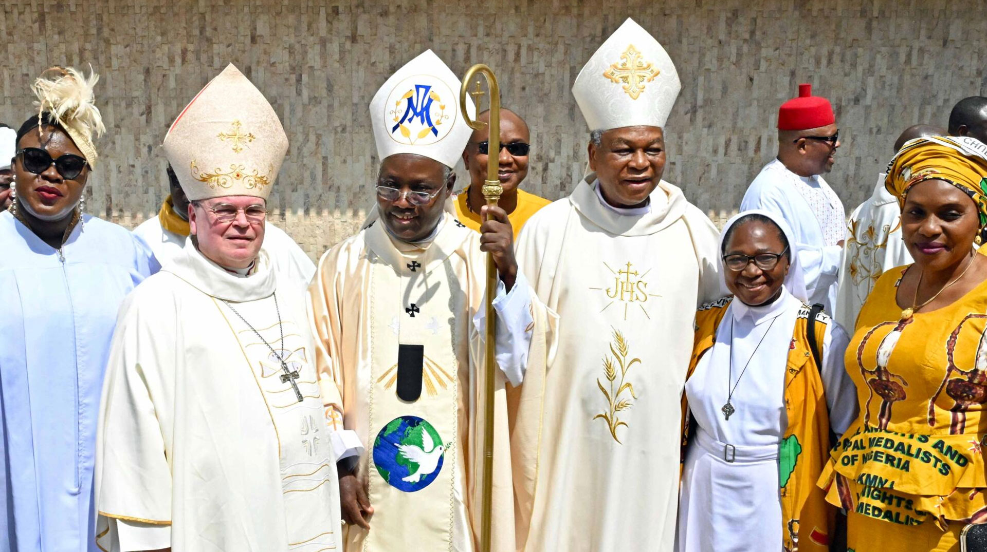 Solidaritätsreise nach Nigeria: Bischof Bertram steht nach der Heiligen Messe zusammen mit Erzbischof Kaigama, Kardinal Onaiyekan und weiteren Gläubigen. 