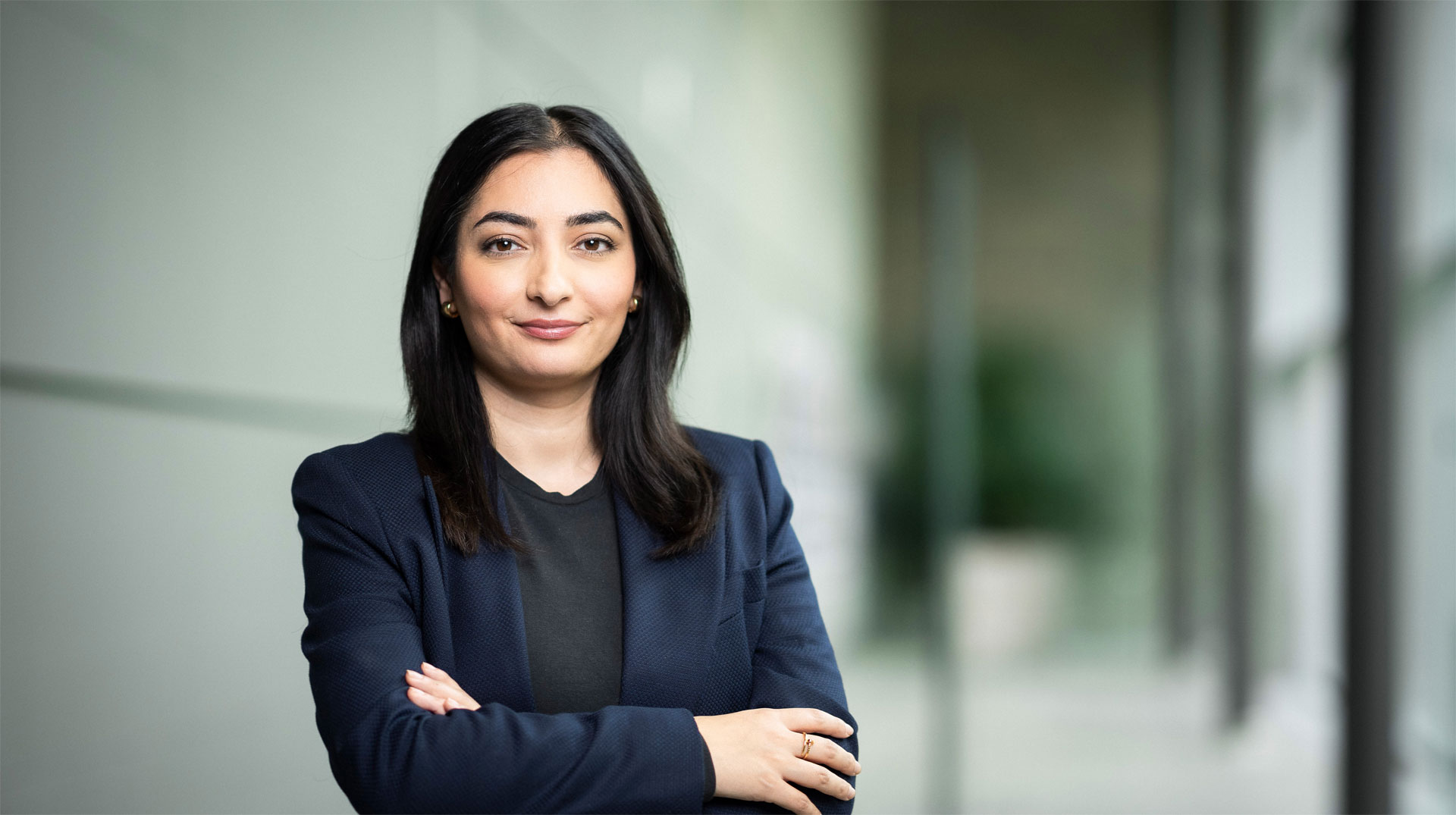 Bundesministerin Reem Alabali Radovan schaut in die Kamera