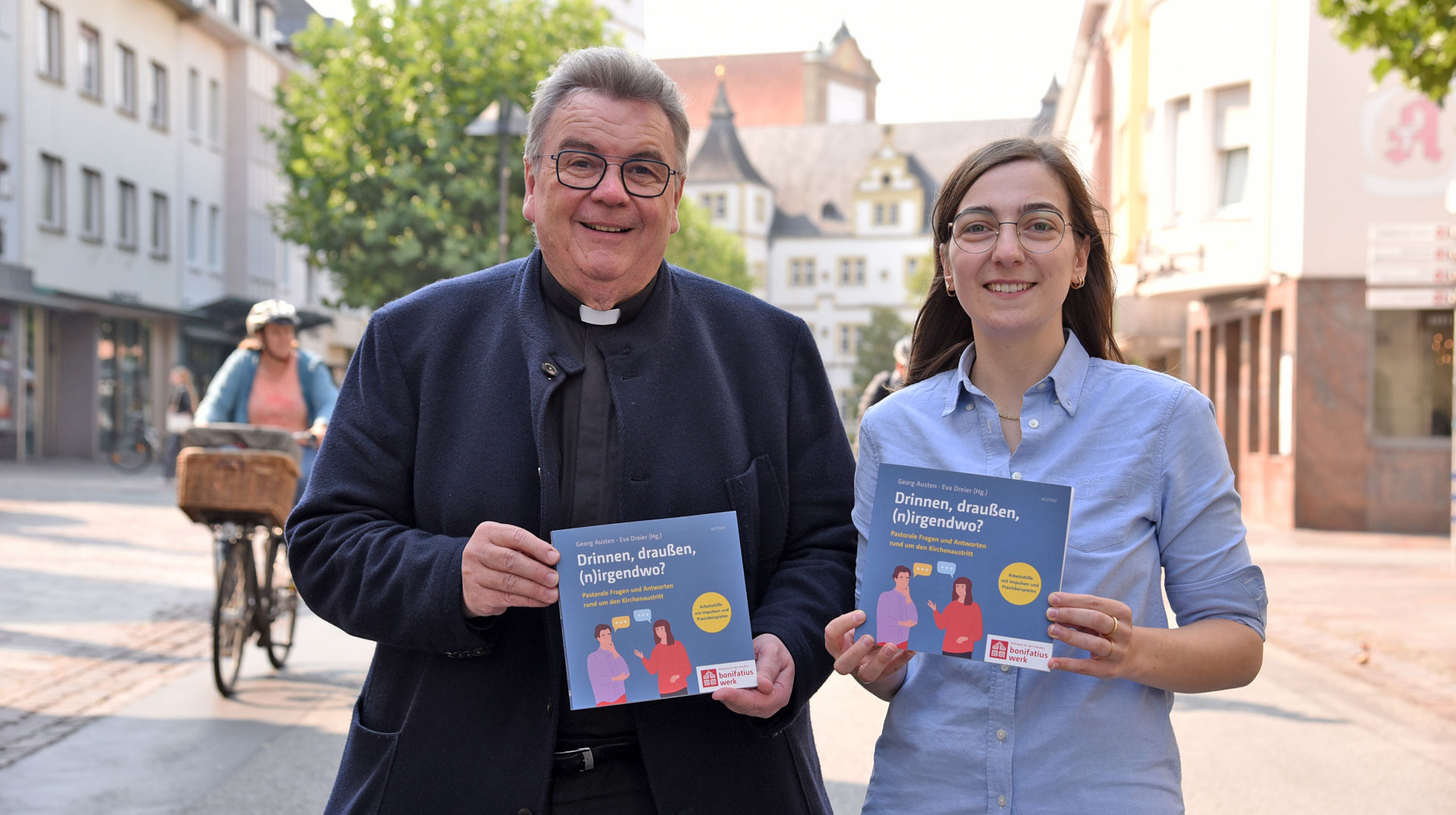 Die Herausgebenden, Bonifatiuswerk-Generalsekretär Monsignore Georg Austen und Bonifatiuswerk-Referentin Eva Dreier, präsentieren die neue pastorale Arbeitshilfe zum Thema Kirchenaustritt. 
