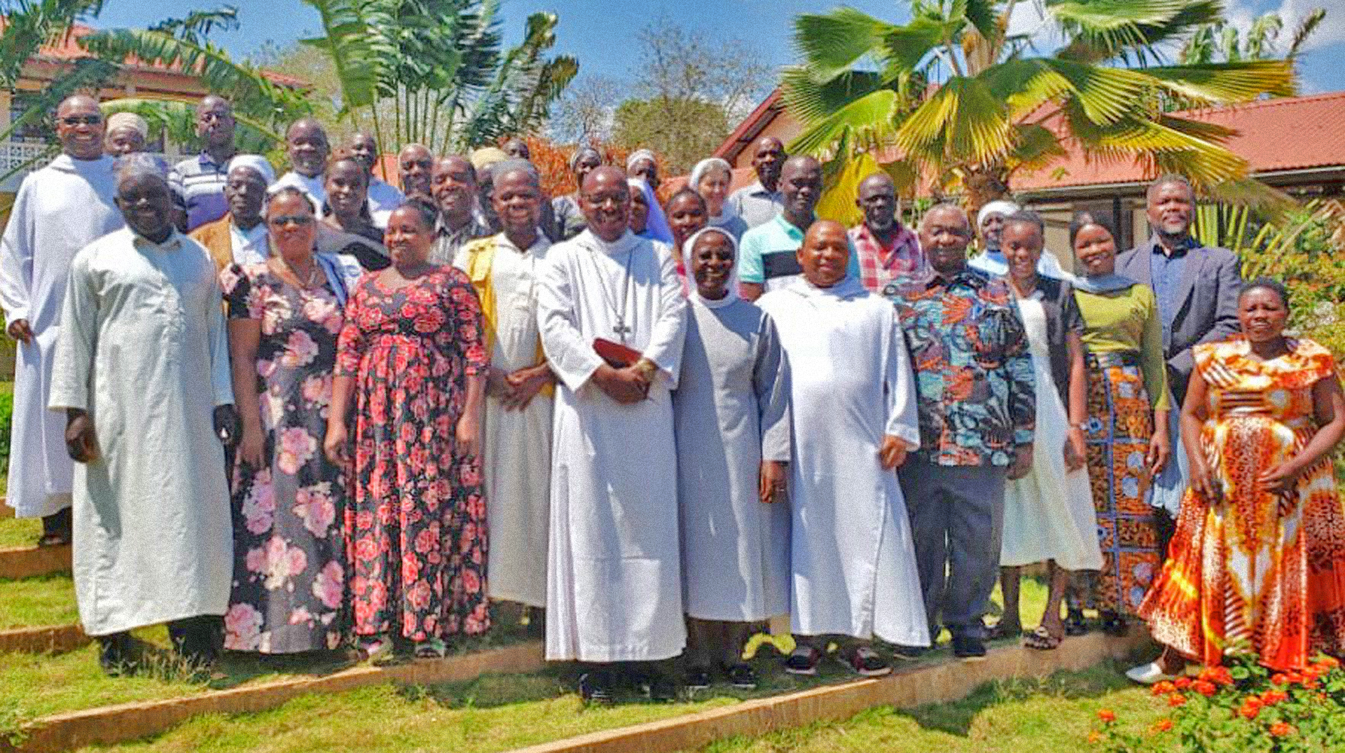 Interreligiöser Dialog um die tansanische Abtei Ndanda: Teilnehmer stehen zum Gruppenfoto
