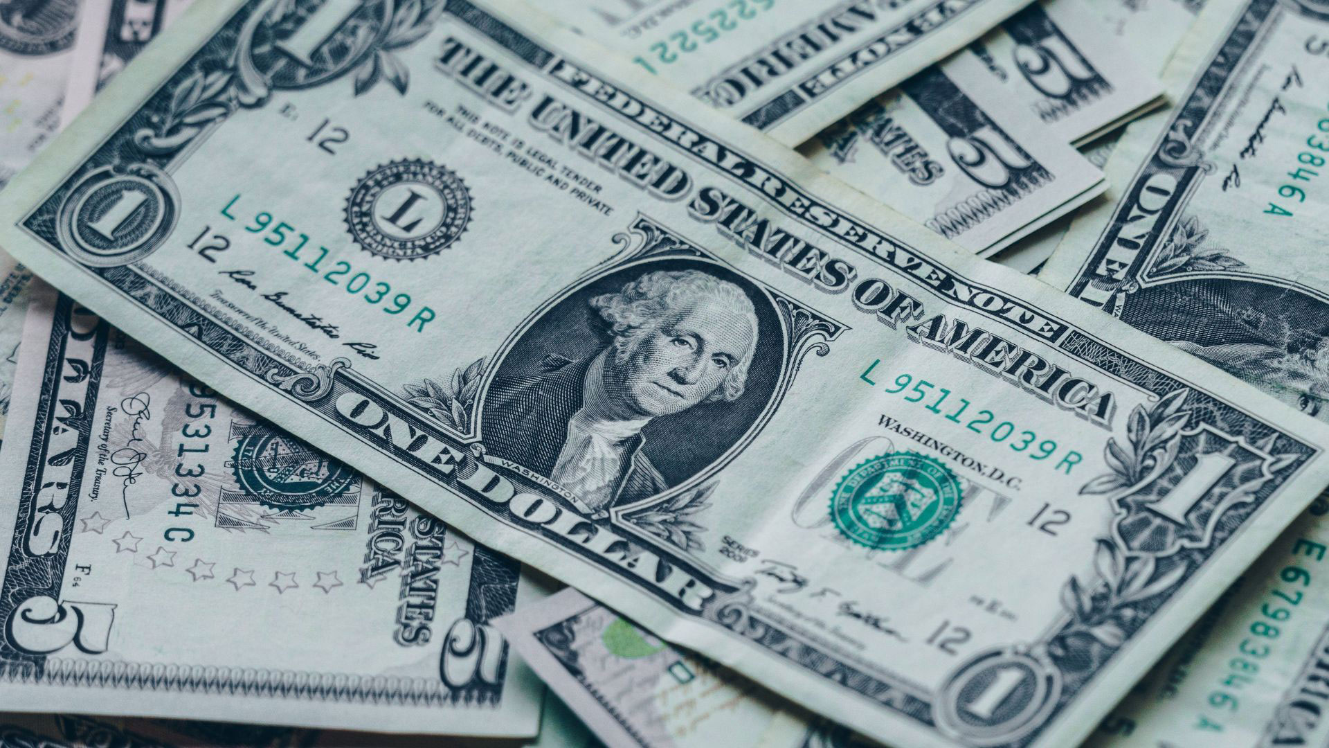 Dollarscheine liegen aufeinander. Symbolbild Geld, US-Dollar, USA