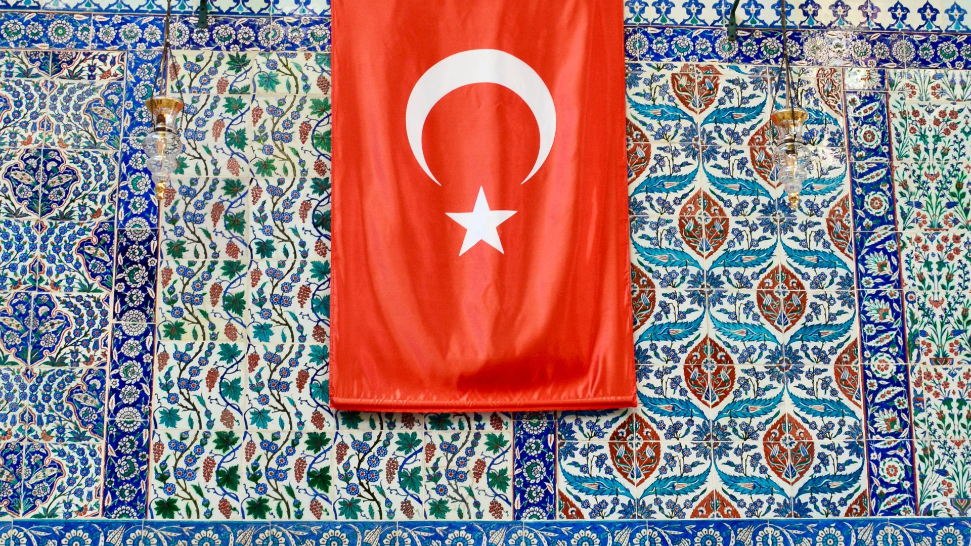 Türkische Flagge aus Halbmond und Stern vor kunstvoll verzierten Fliesen