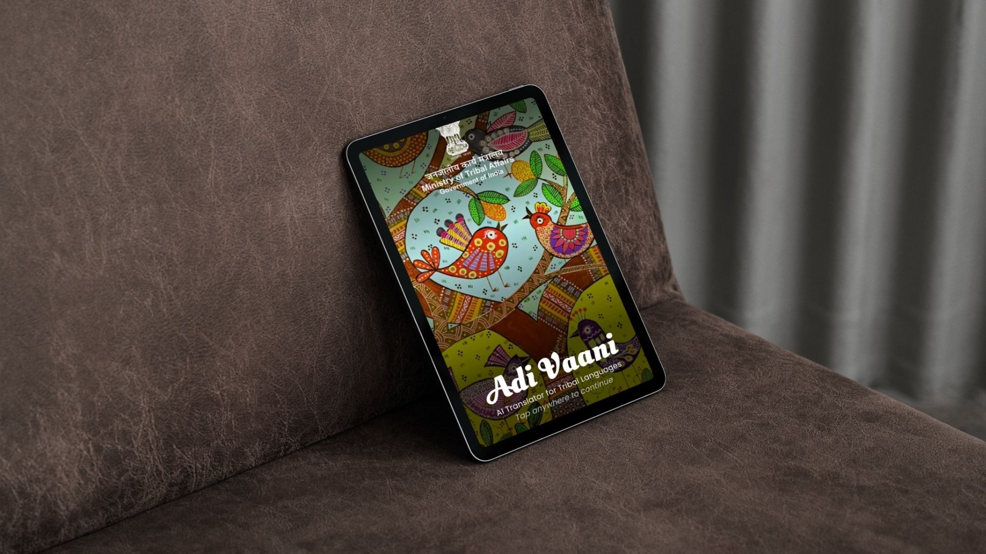 Ein Screenshot, auf dem das Logo des Ministry of Tribal Affairs und indigene Symbole zu sehen sind.