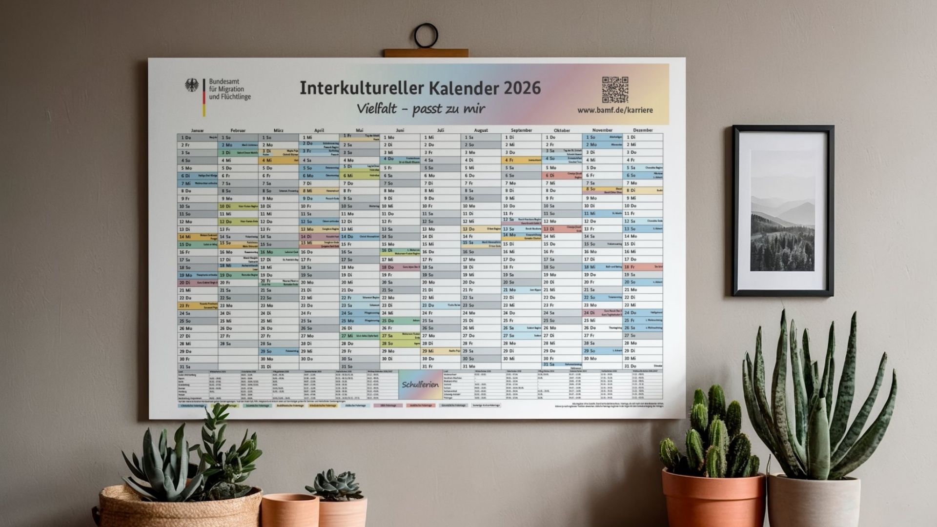 Der Interkulturelle Kalender 2026 hängt an einer Wand