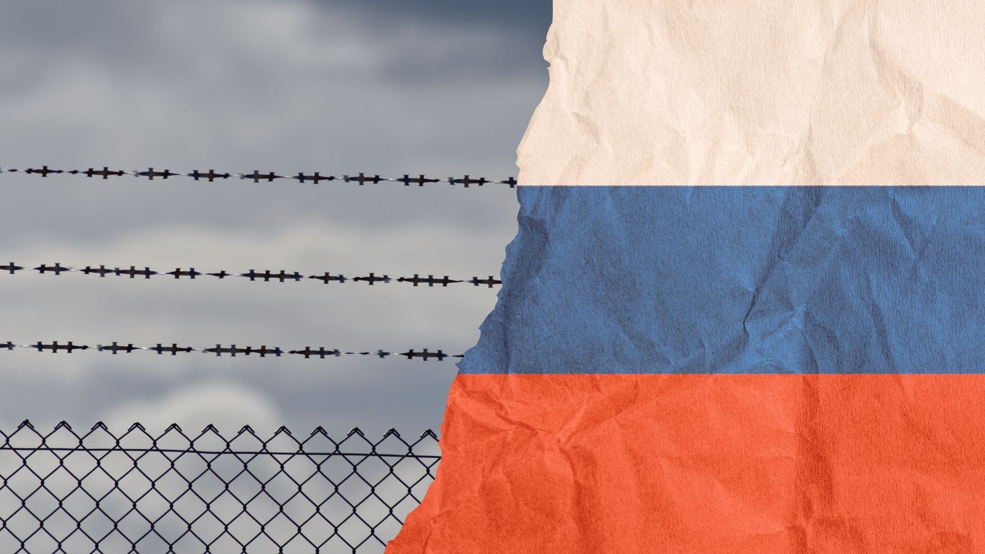 Eine zerrissene russische Flagge vor einem Zaun/Gefängnis