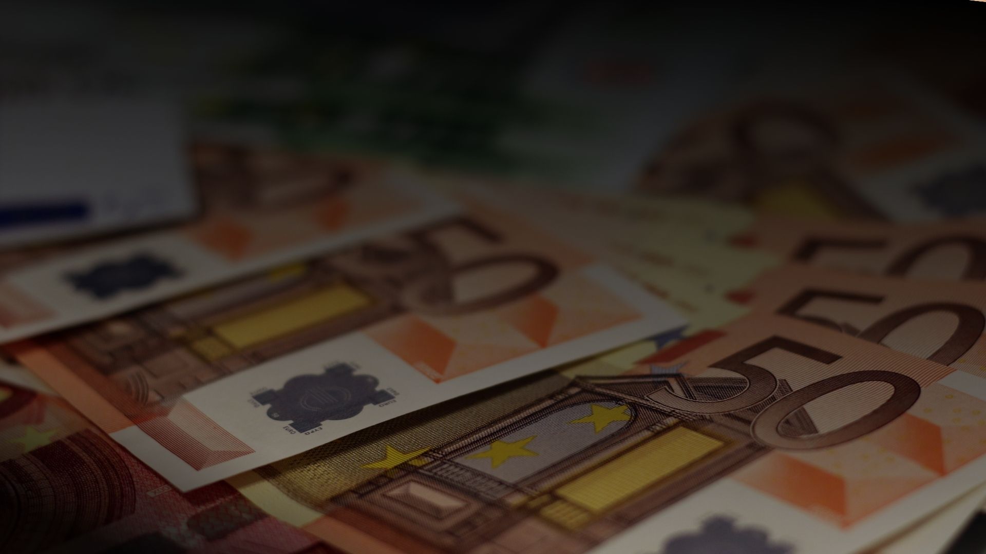 Geld im Zwielicht. Symbolbild organisierte Kriminalität.