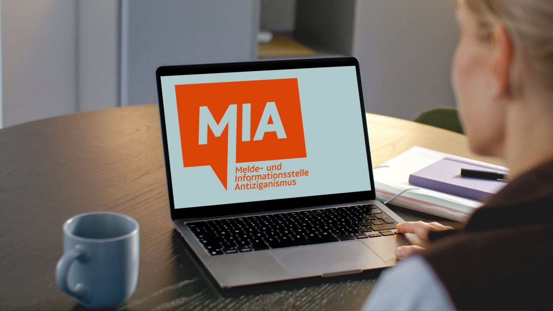 Auf einem Computer ist das Logo der Melde- und Informationsstelle Antiziganismus (MIA) zu sehen