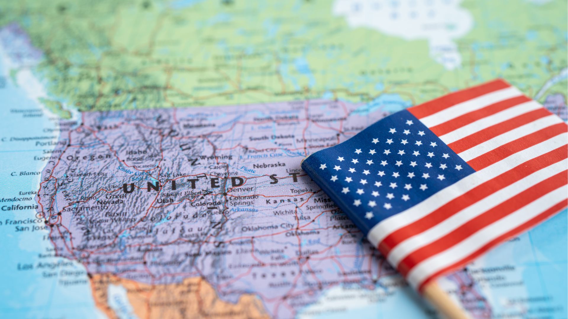 US-Flagge auf Karte der Vereinigten Staaten von Amerika