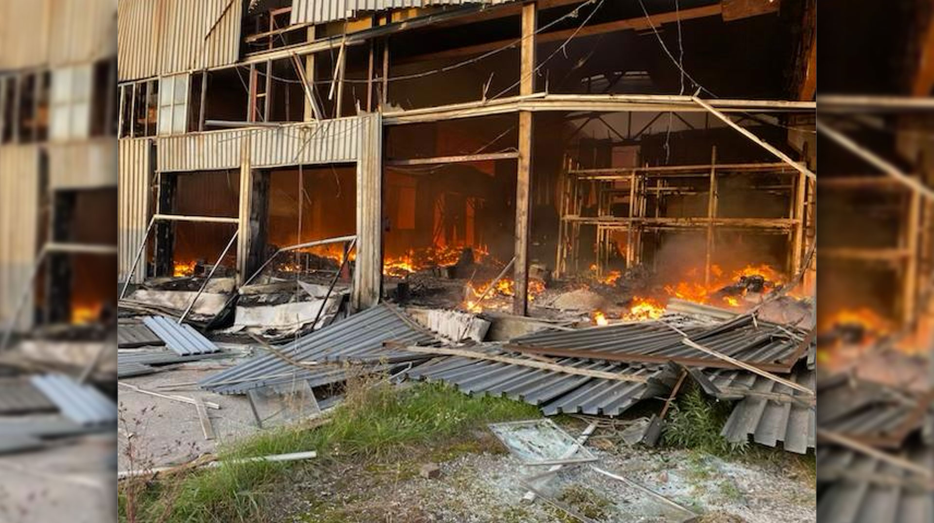 Lagerhaus von Caritas-Spes Ukraine durch russischen Angriff zerstört. Gebäude steht in Flammen.