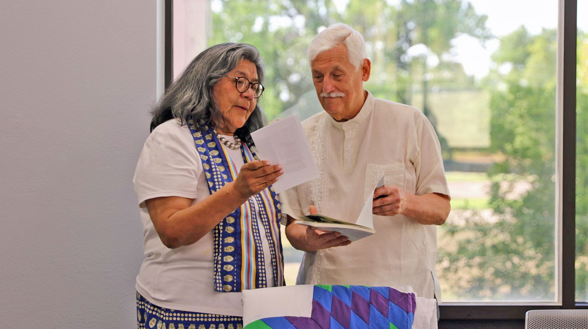 Cecilia Fire Thunder und Arturo Sosa SJ in der Mahpiya Luta Owayawa - Red Cloud School