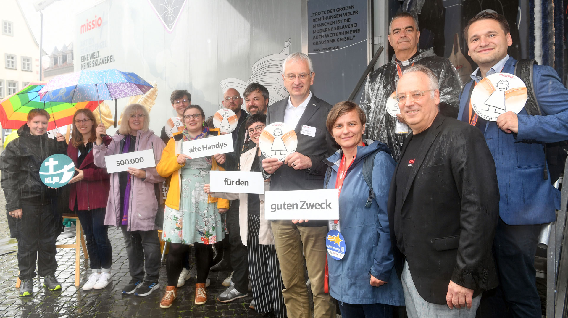 Übergabe des 500.000 Handys der Missio-Handyaktion
