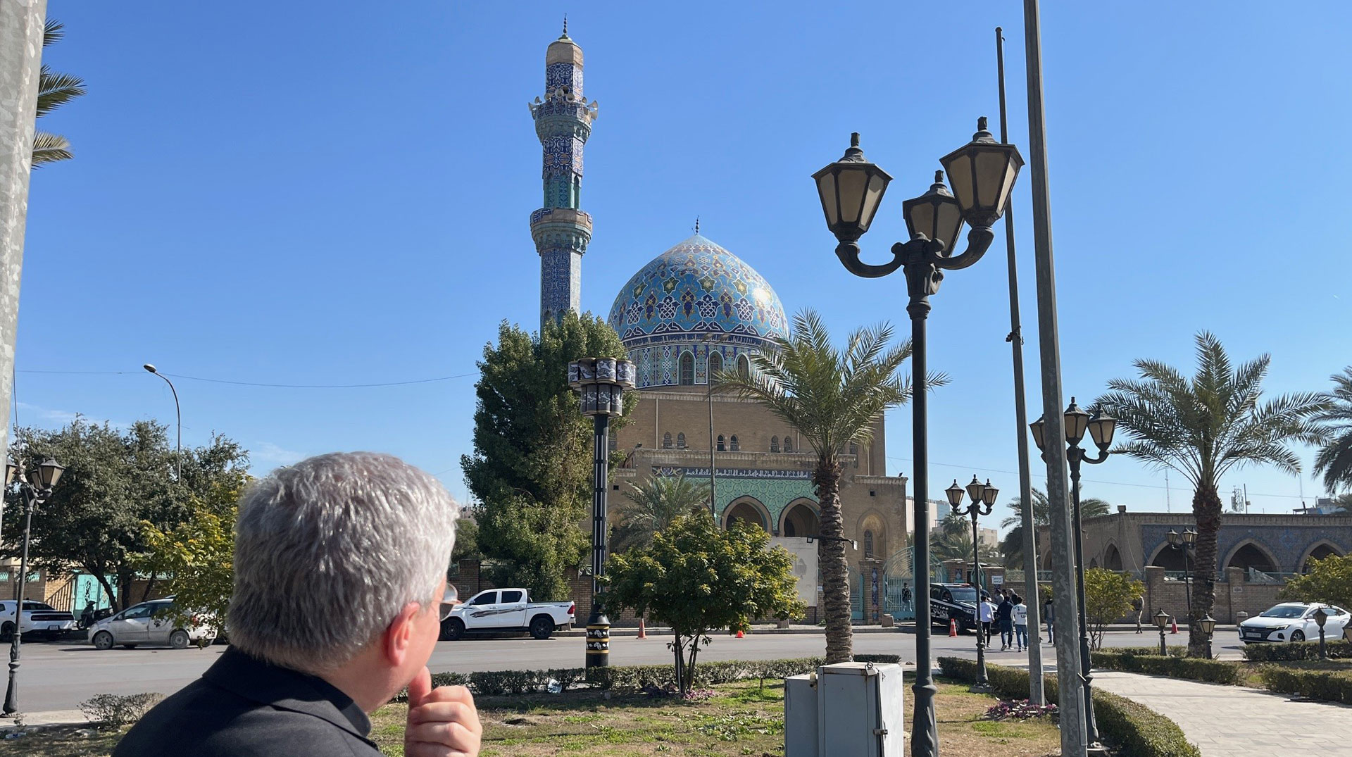 Rundgang durch Bagdad: Erzbischof Dr. Udo Markus Bentz an der schiitischen Moschee.