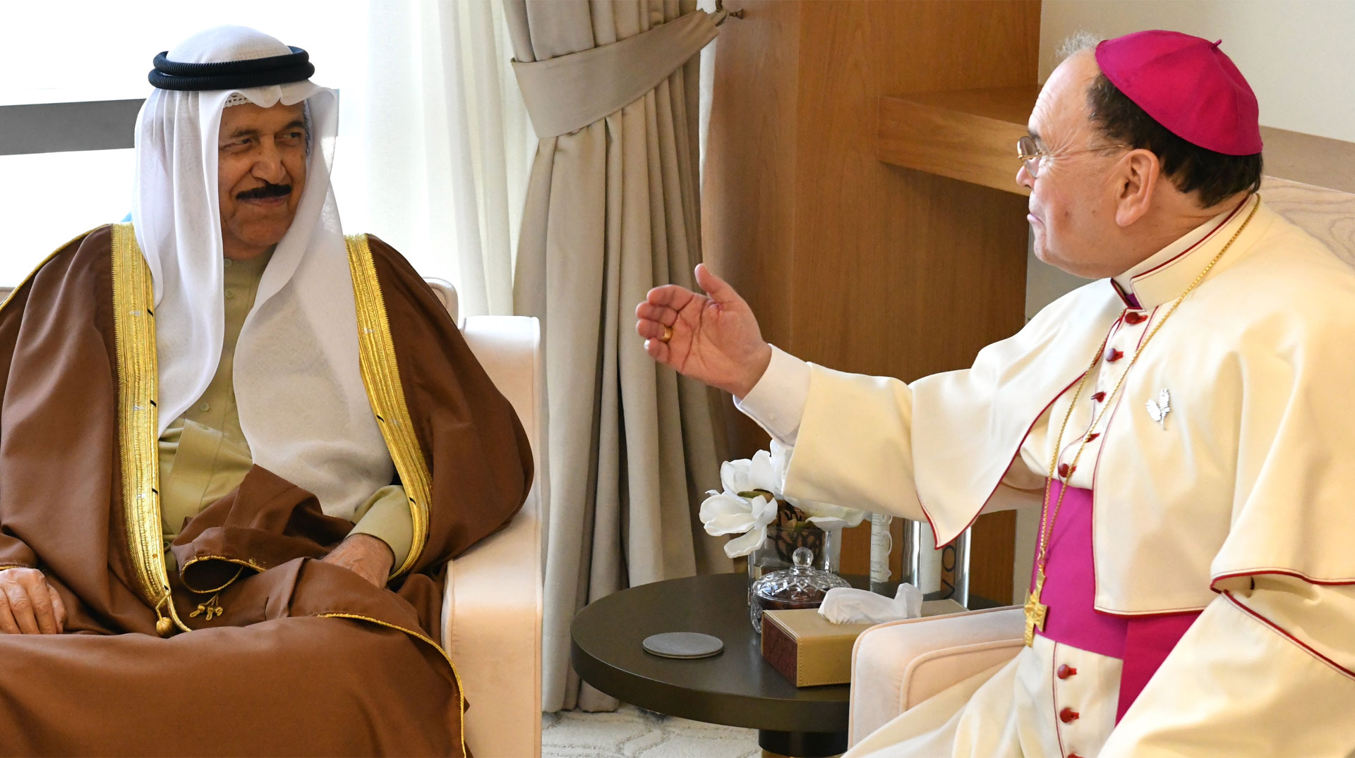 Gespräch mit Scheich Abdulrahman bin Mohammed Al Khalifa, dem Vorsitzenden des Hohen Rates für islamische Angelegenheiten im Königreich Bahrain.