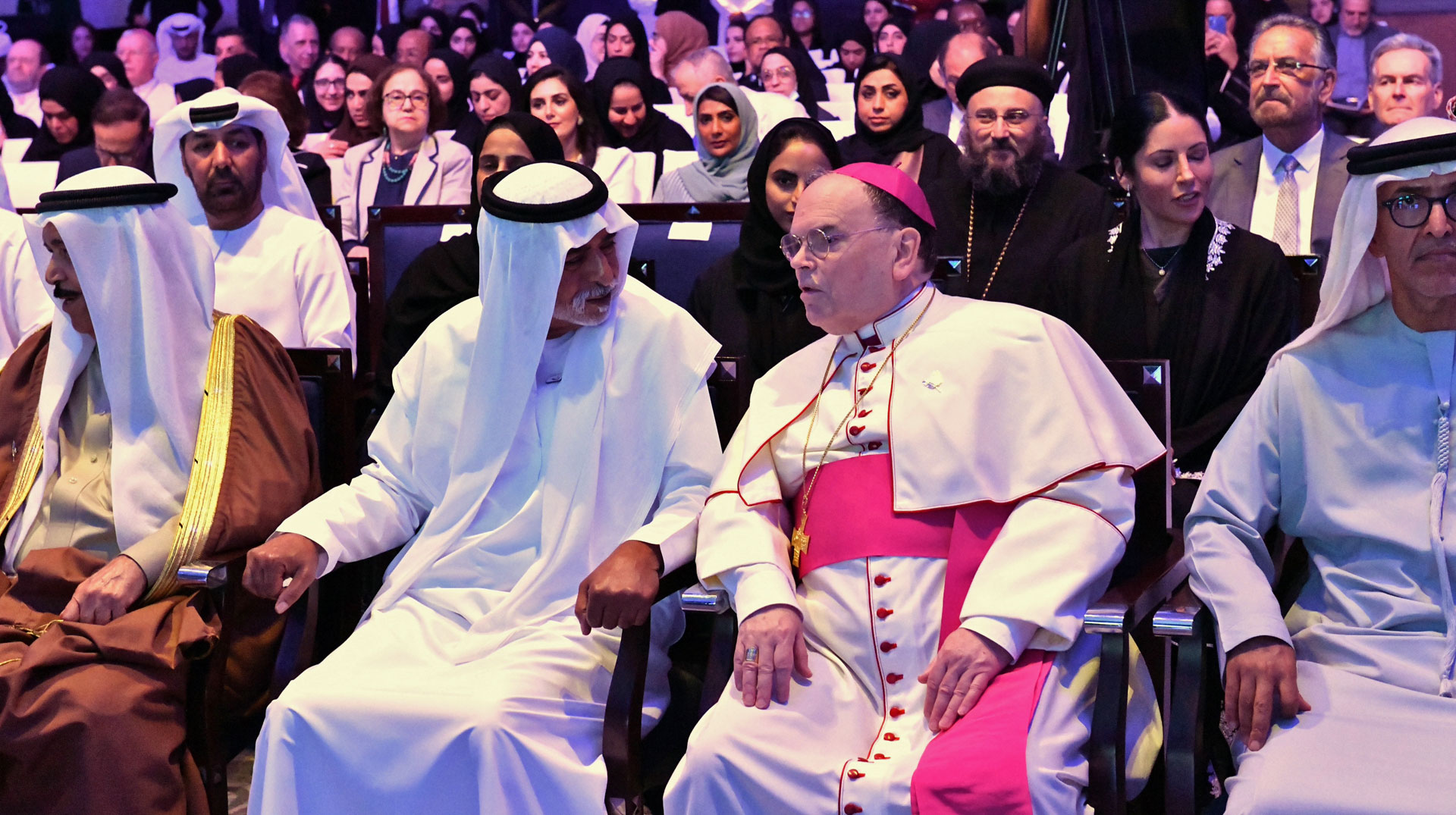 Bischof Dr. Bertram Meier im Gespräch mit dem Minister für Toleranz und Koexistenz der Vereinigten Arabischen Emirate, Scheich Nahyan bin Mubarak Al Nahyan.