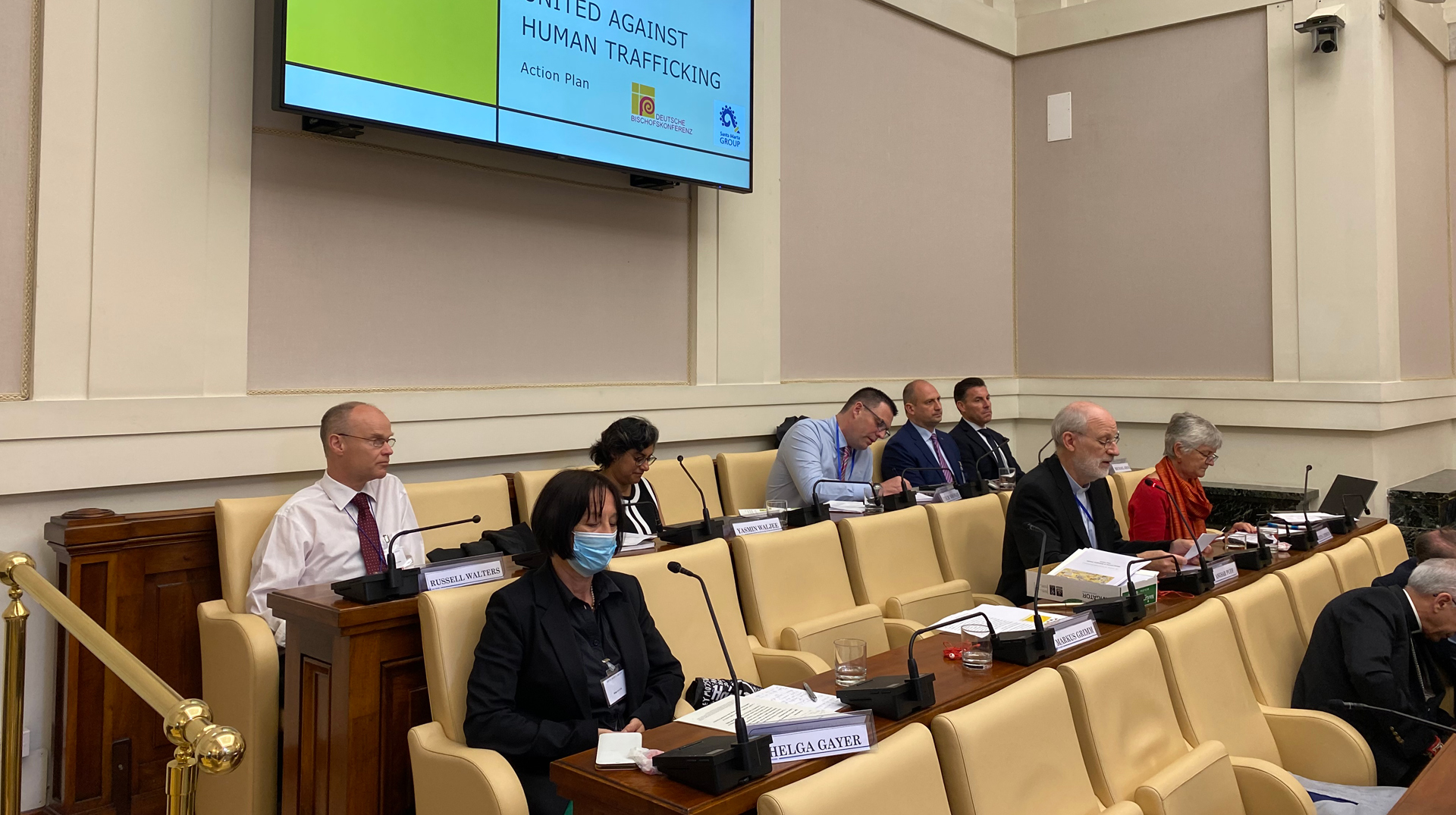 Konferenzteilnehmende sitzen in einem Saal