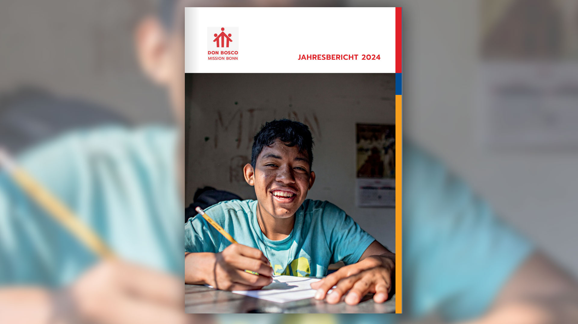 Cover des Jahresberichts 2024 der Don Bosco Mission Bonn. Bild eines Jungen, der schreibt.