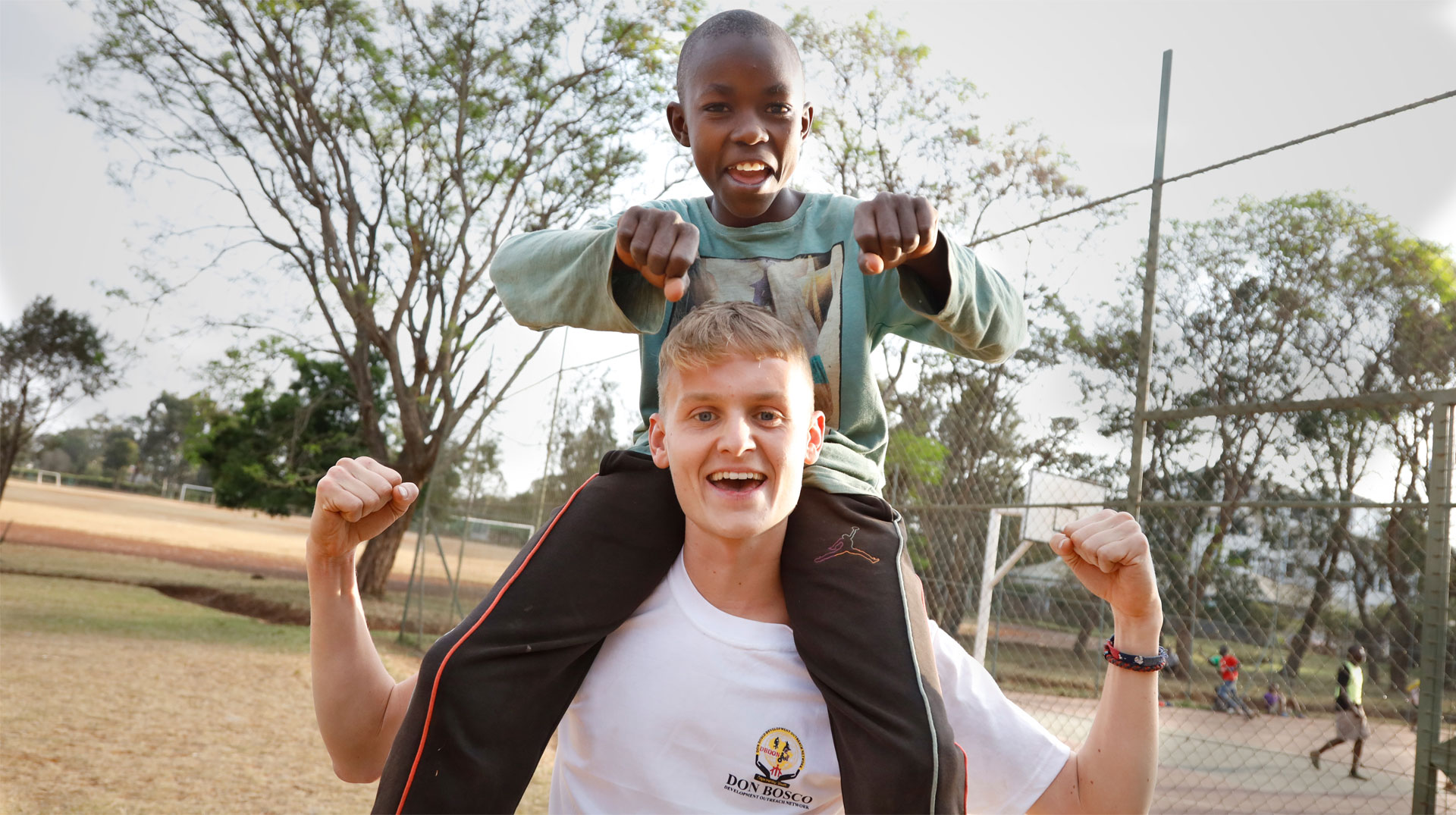 Luke Kelly mit einem ehemaligen Straßenjungen auf dem Sportplatz in der Don Bosco Einrichtung in Nairobi, 2022.
