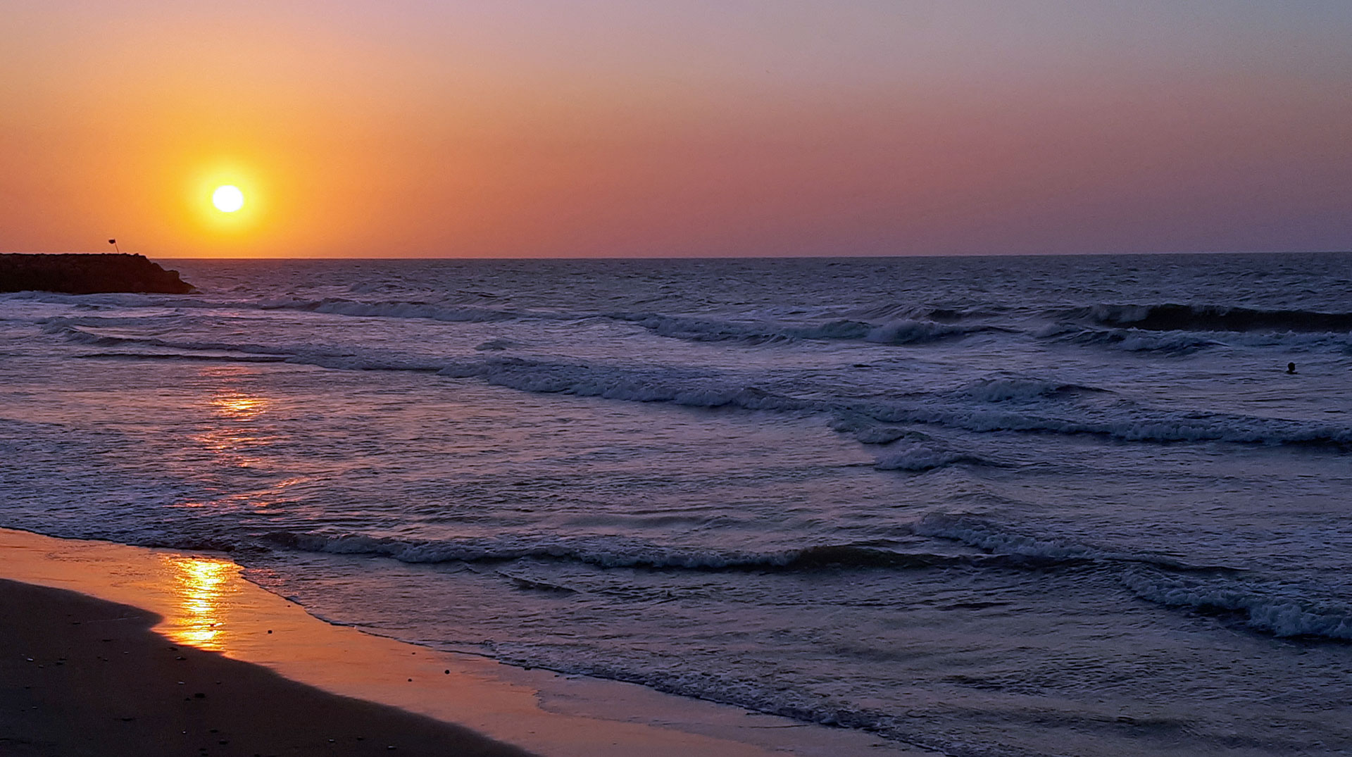 Sonnenuntergang über einem Strand in Cartagena de Indias (Kolumbien)