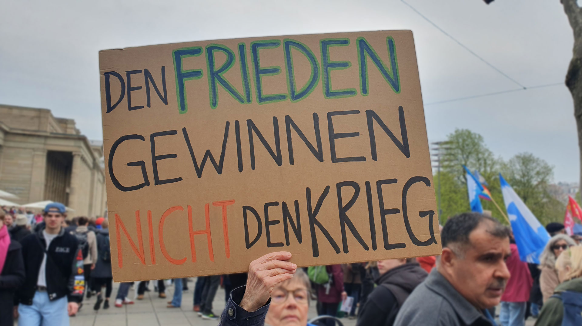 Schild: Den Frieden gewinnen auf einer Friedensdemonstration auf dem Stuttgarter Schlossplatz