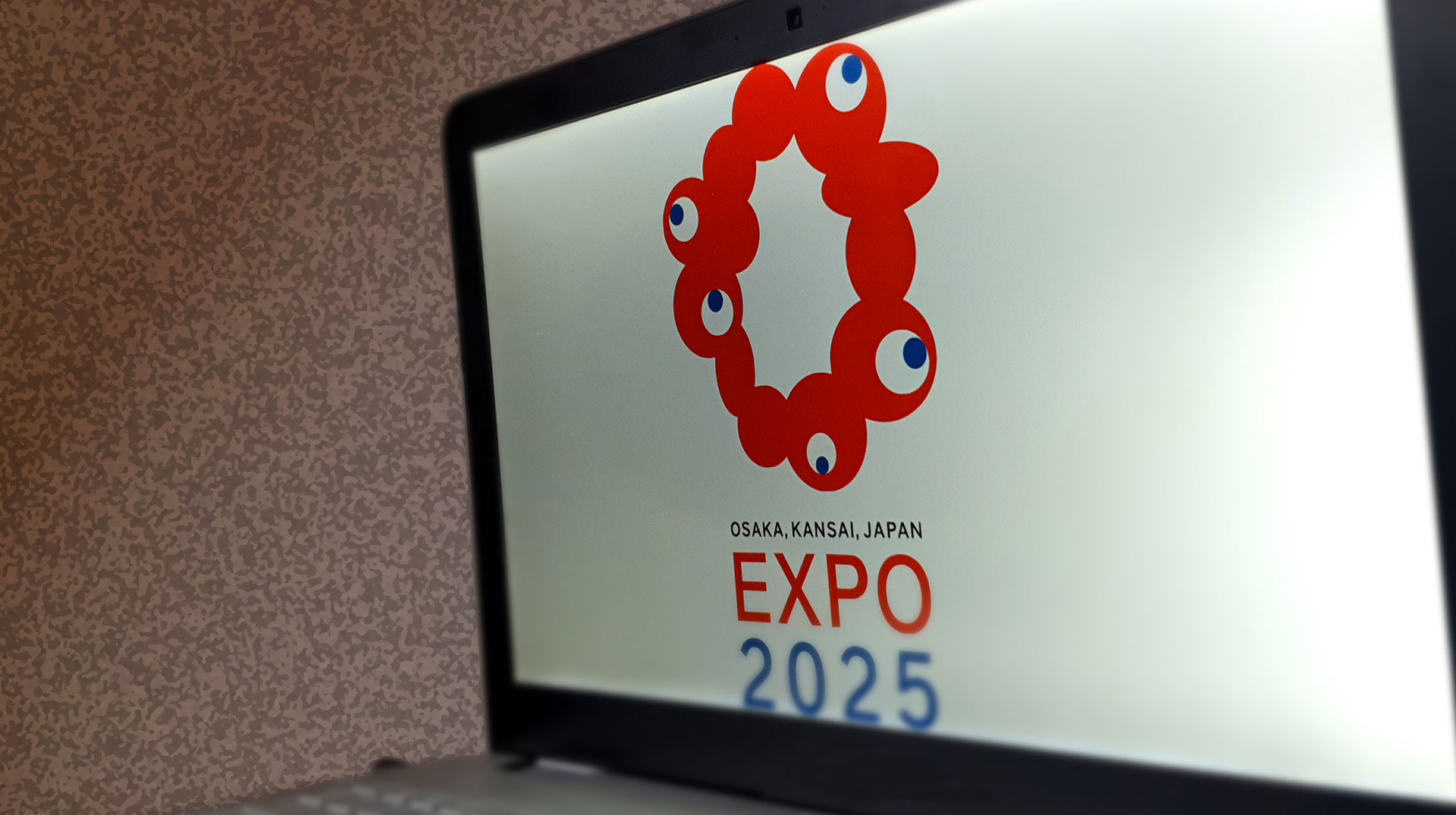 Logo der Expo 2025 Osaka auf einem Bildschirm
