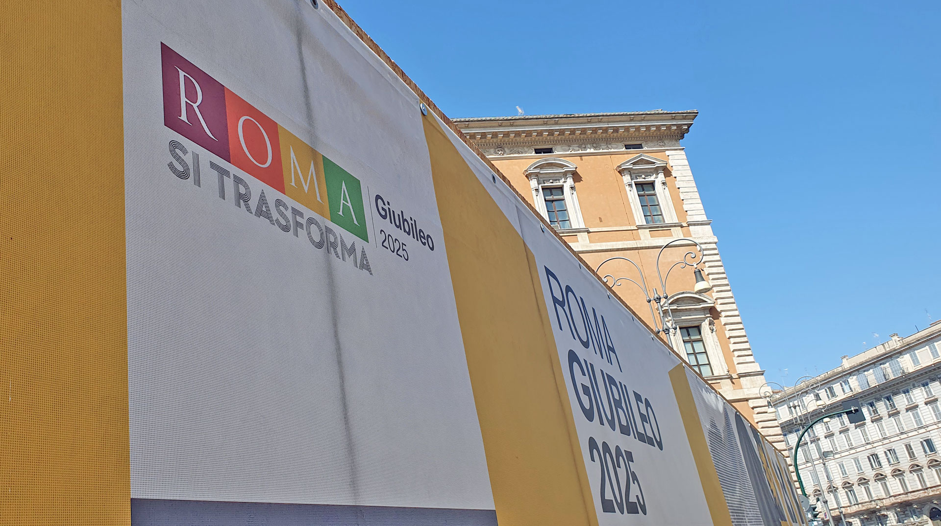 Baustellenschild am Lateran weist auf das Heilige Jahr 2025 hin.