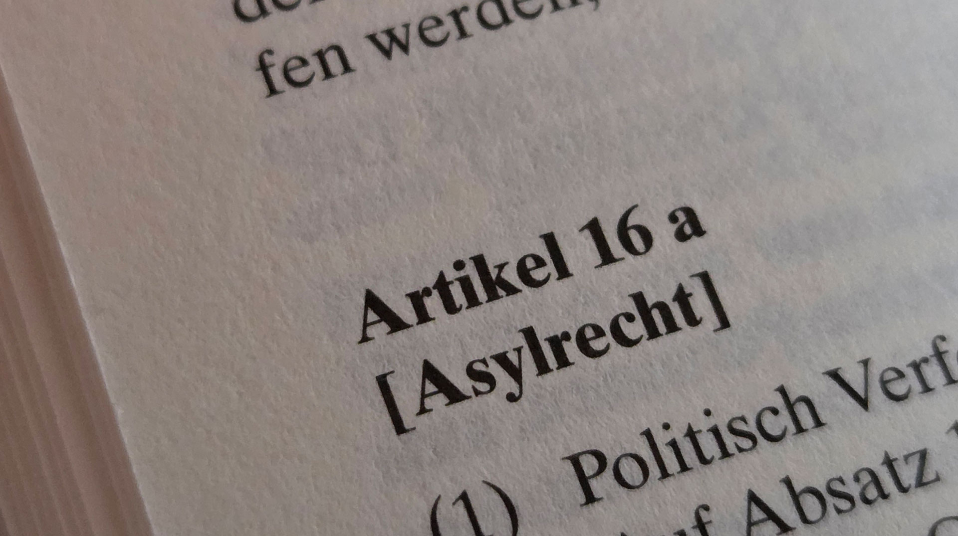 Das Grundgesetz der Bundesrepublik Deutschland ist aufgeschlagen bei Artikel 16 a [Asylrecht]