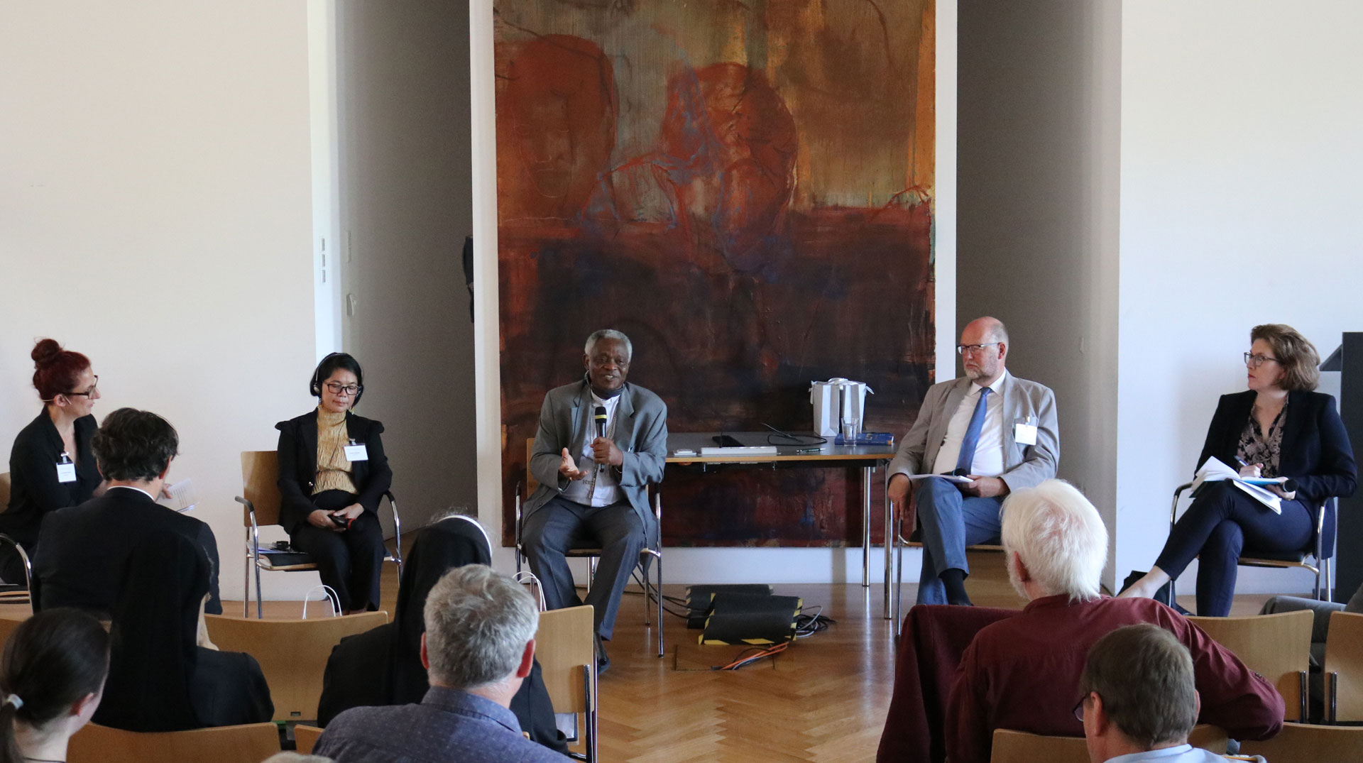 Podiumsdiskussion zum Abschluss der Jahrestagung Weltkirche 2022 mit Kardinal Turkson und Friederike Repnik