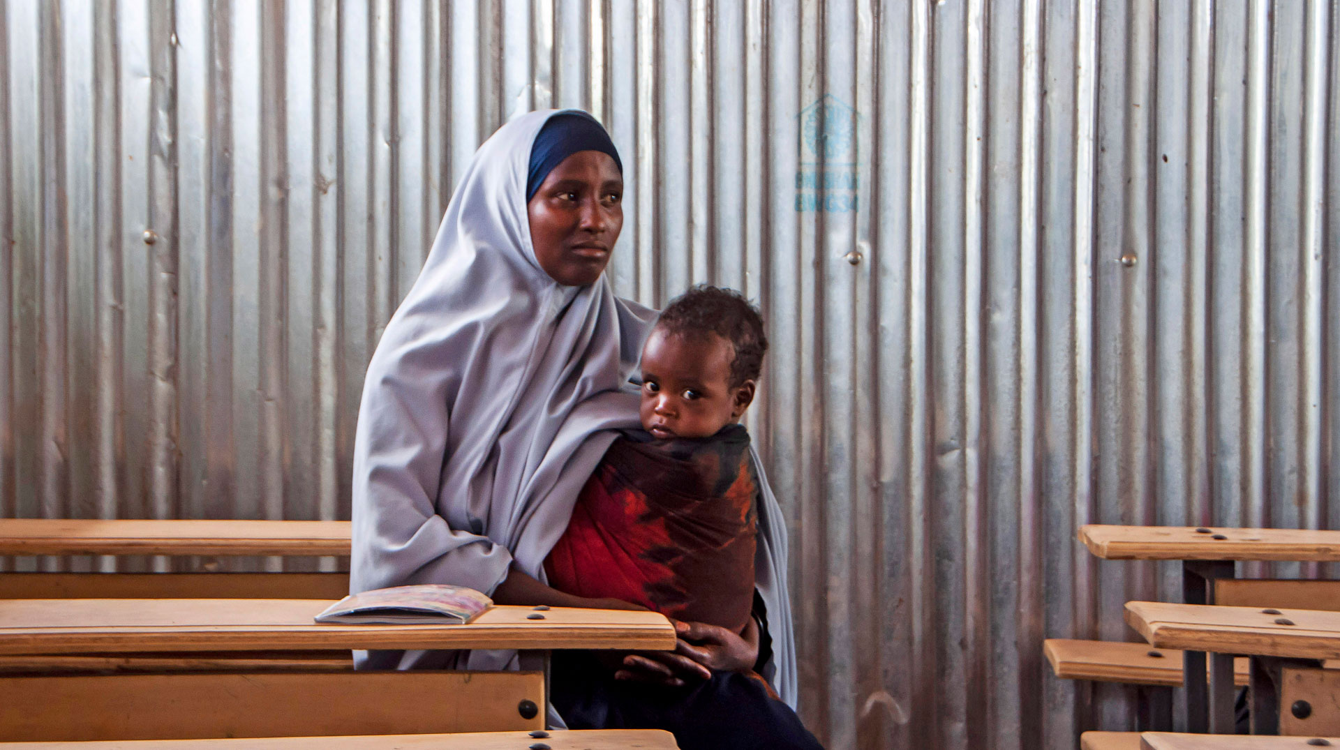 Eine Frau sitzt mit ihrem Kind in einem Flüchtlingslager in Tigray (Äthiopien)