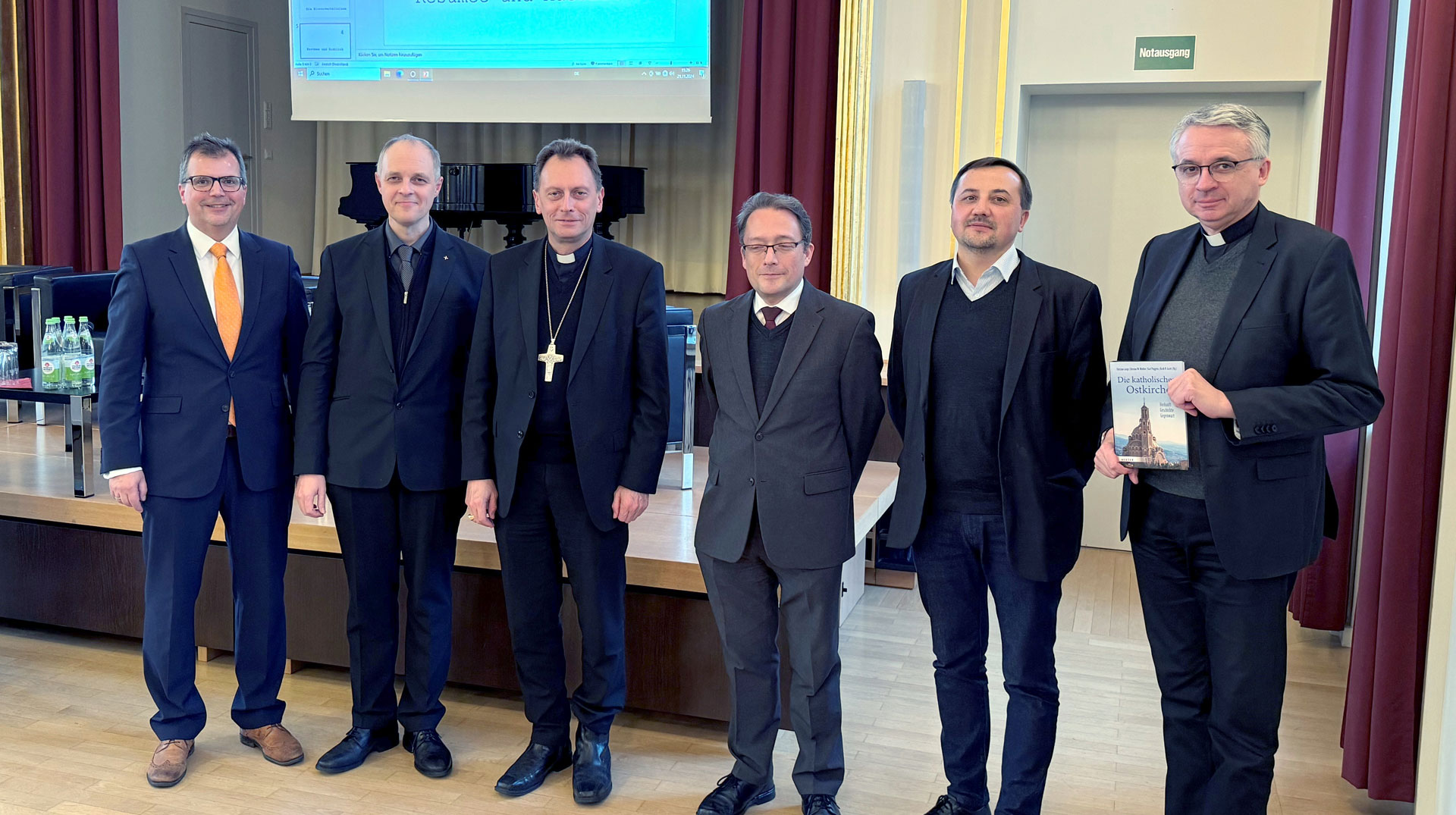Studientag kath. Ostkirchen am 21.11.24: Christian Lange, Elmar Koziel, Erzbischof Herwig Gössl, Burkhard Berkmann, Andriy Mykhaleyko, Regens Ewald Sauer