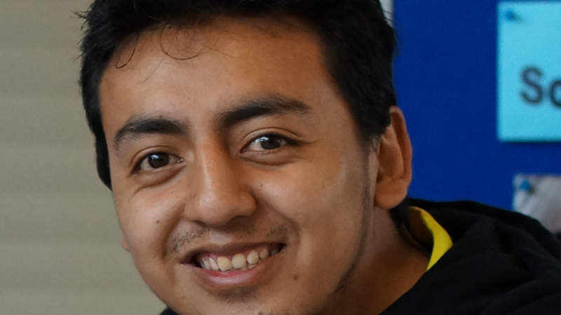 Luis Toapanta schaut in die Kamera