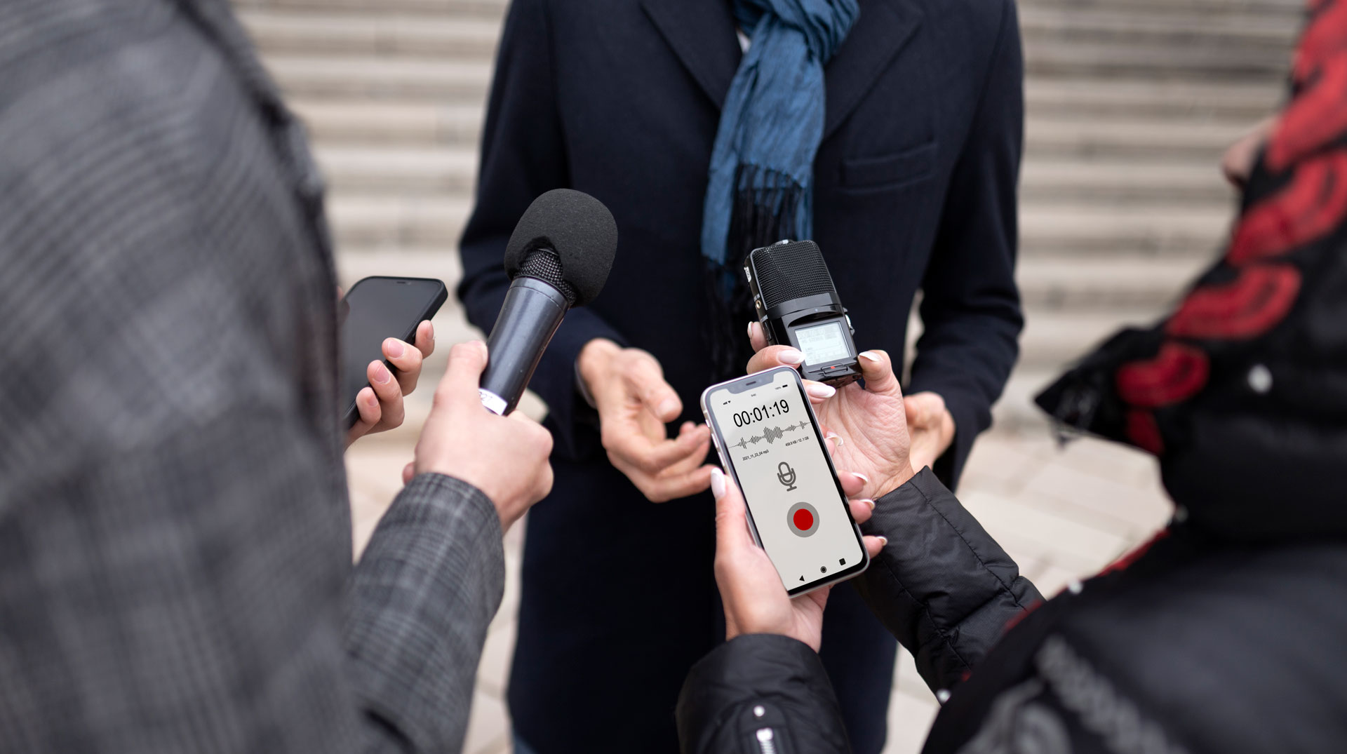 Reporter in einer Interviewsituation